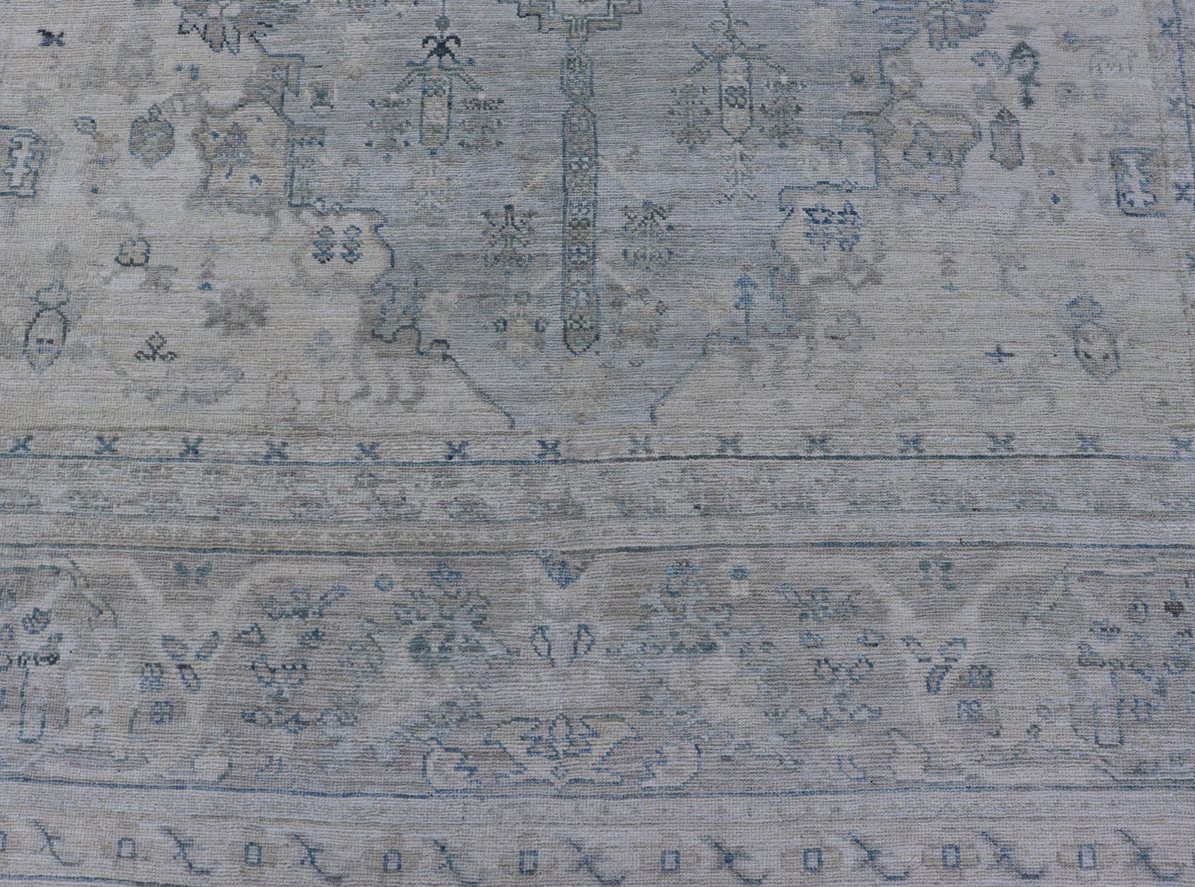Moderner, entworfener Teppich mit hellblauem Hintergrund und Stammesmedaillon-Motiven (21. Jahrhundert und zeitgenössisch) im Angebot