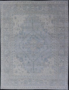 Moderner, entworfener Teppich mit hellblauem Hintergrund und Stammesmedaillon-Motiven