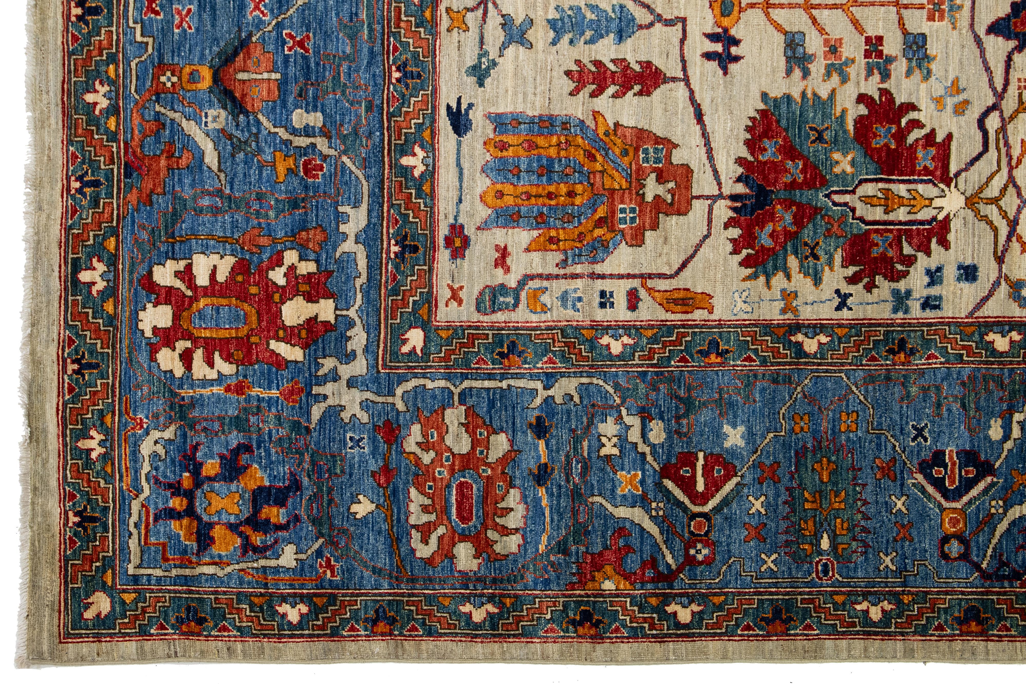 Alfombra de lana de diseño moderno estilo serapi en beige y azul en Nuevo estado para la venta en Norwalk, CT