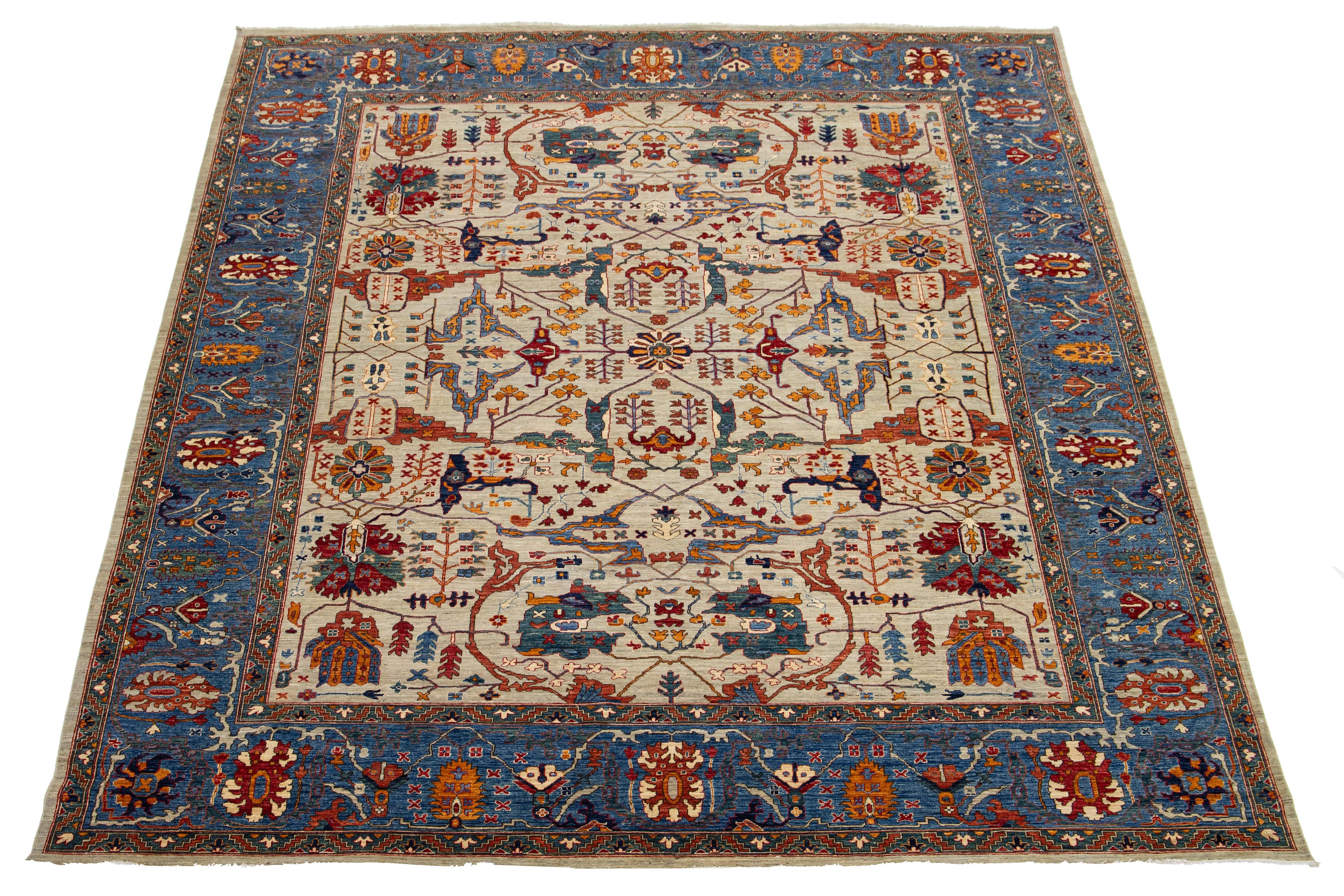 Alfombra de lana de diseño moderno estilo serapi en beige y azul Siglo XXI y contemporáneo en venta