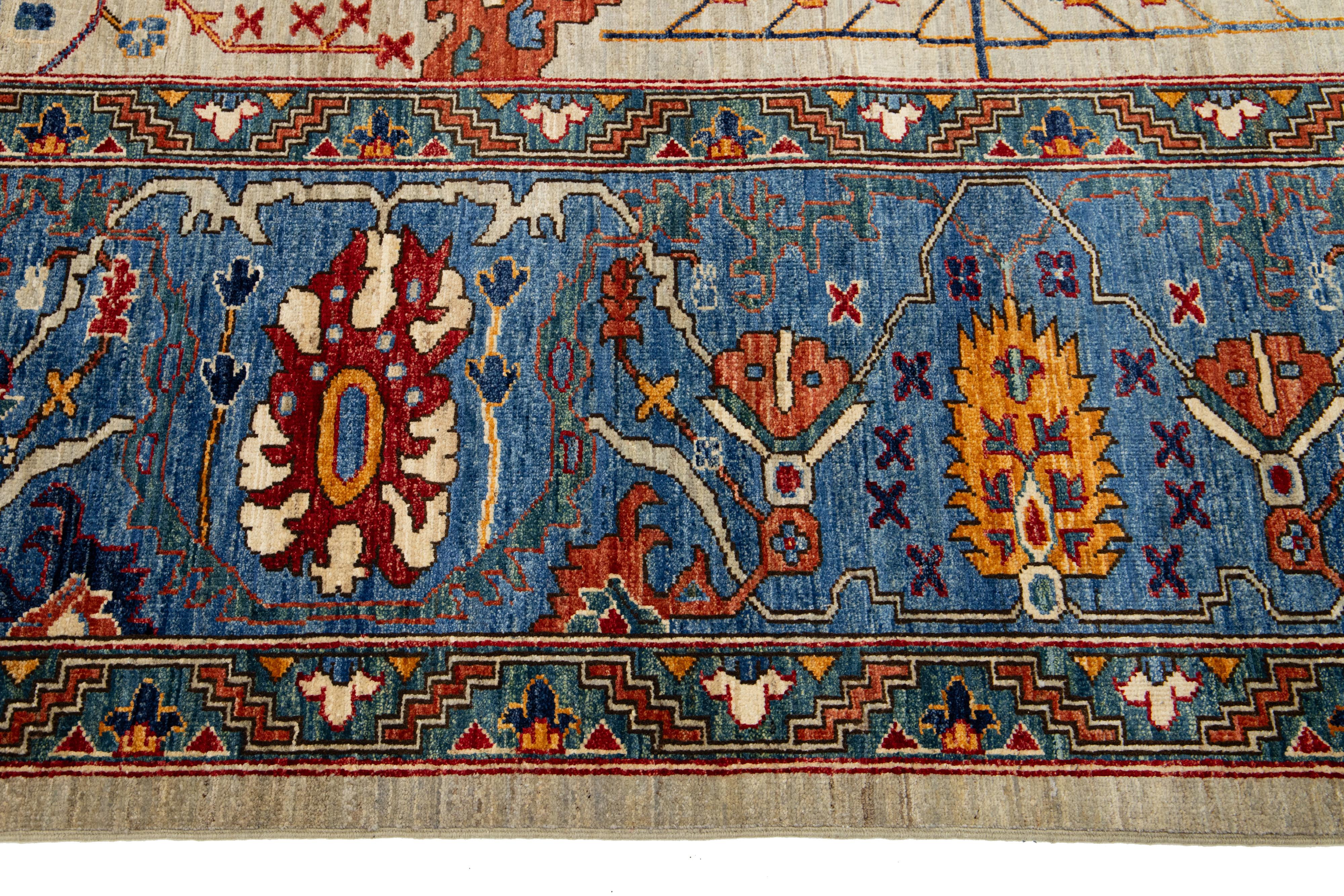 Alfombra de lana de diseño moderno estilo serapi en beige y azul en venta 1