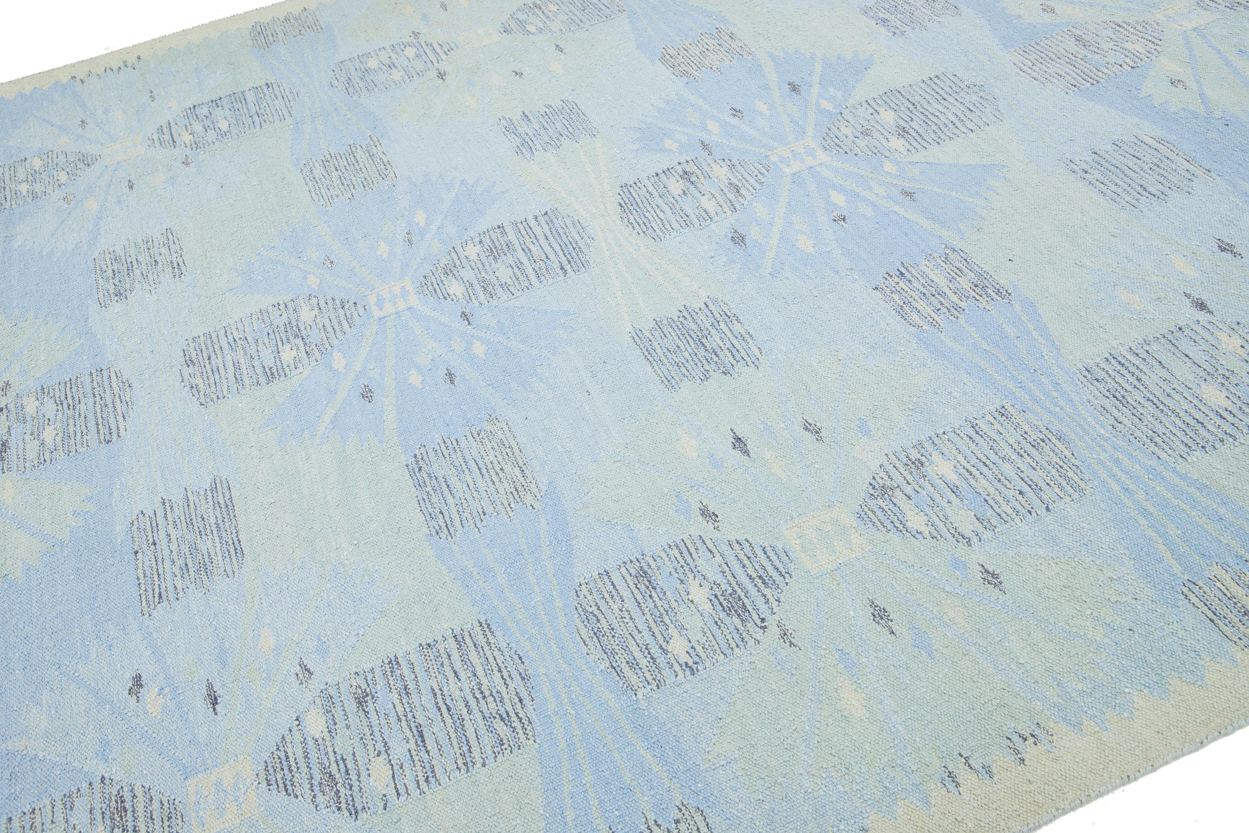 Moderner entworfener Teppich aus Wolle und Seide im schwedischen Stil, handgefertigt in Hellblau  (Skandinavische Moderne) im Angebot