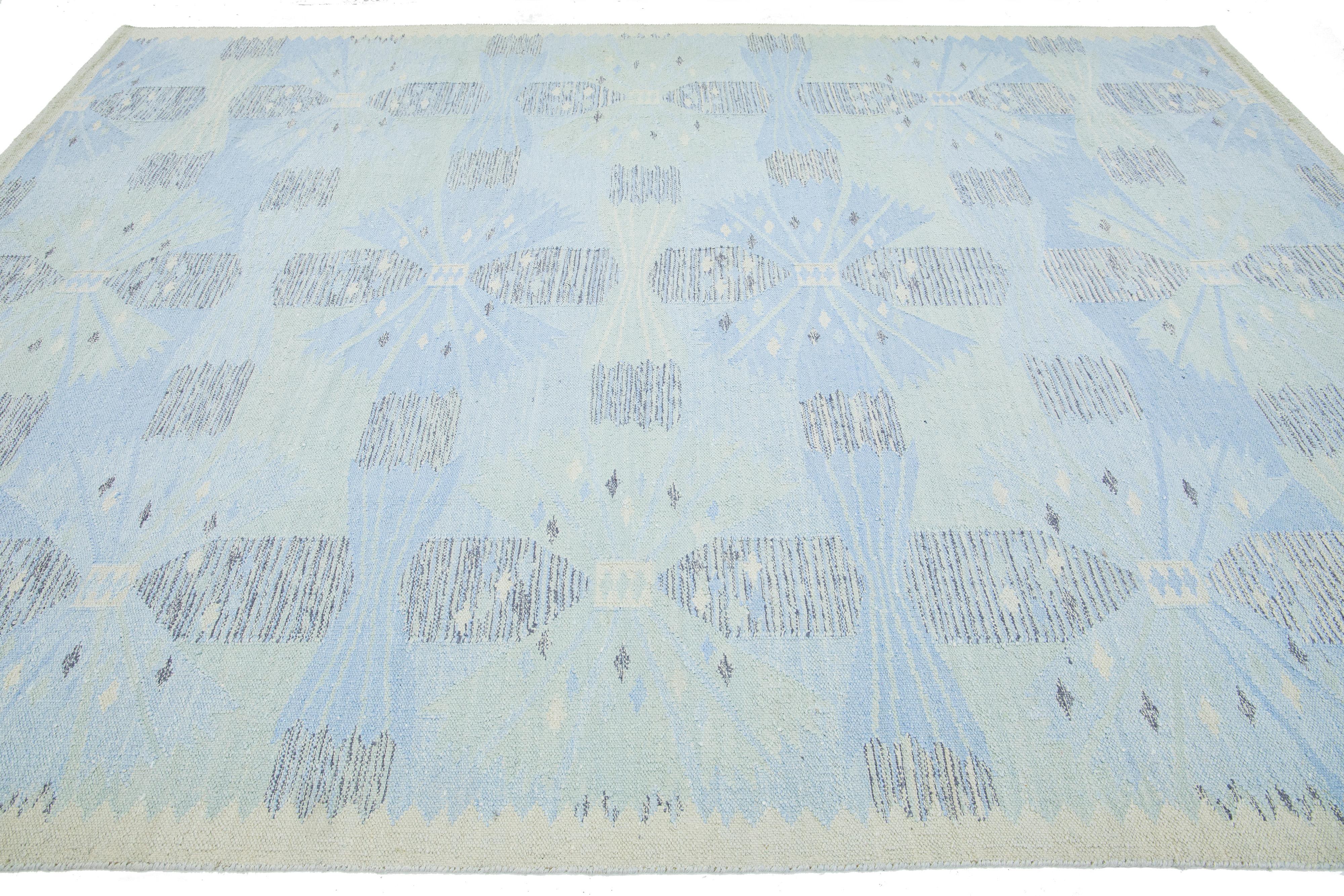 Moderner entworfener Teppich aus Wolle und Seide im schwedischen Stil, handgefertigt in Hellblau  (Indisch) im Angebot