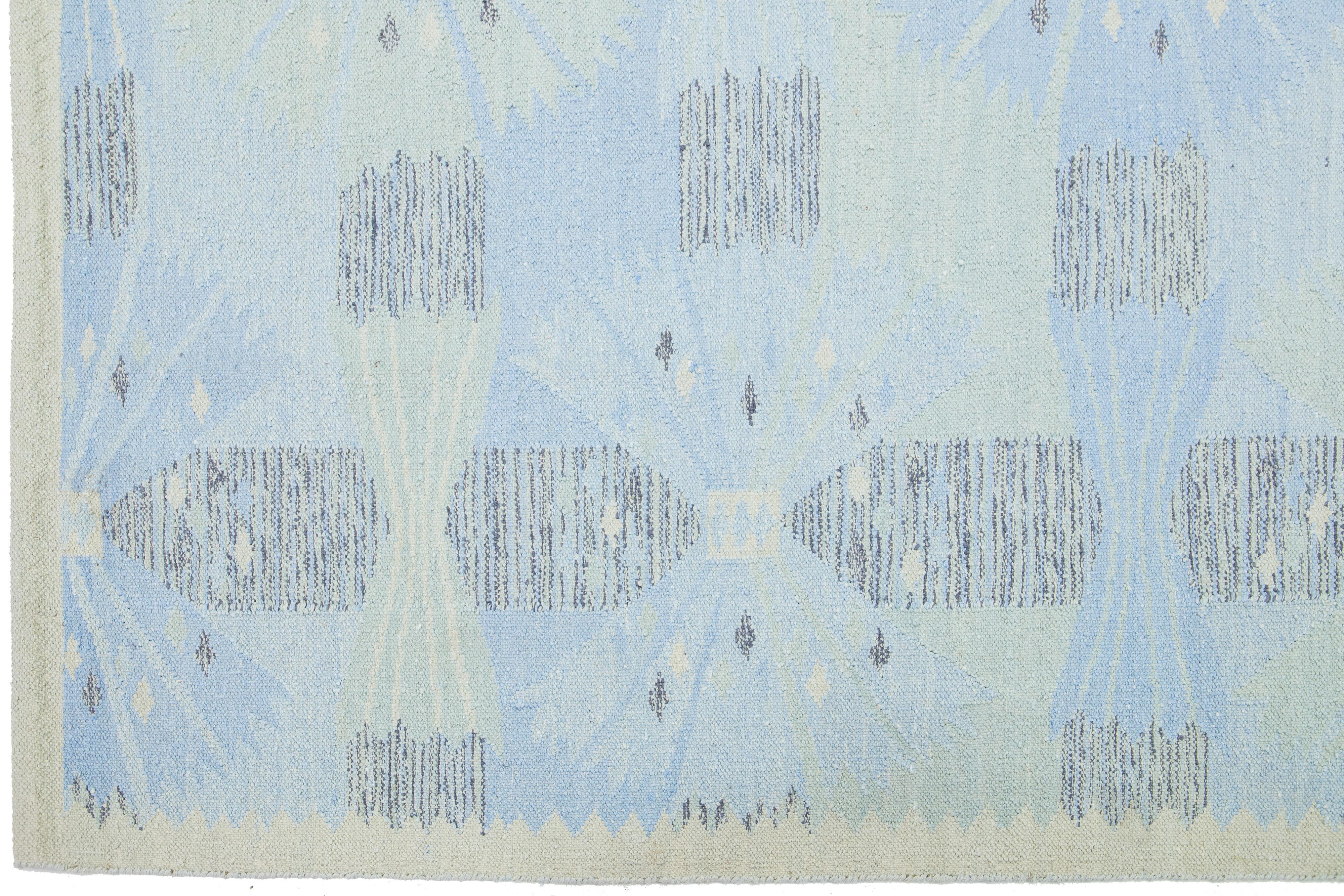 Moderner entworfener Teppich aus Wolle und Seide im schwedischen Stil, handgefertigt in Hellblau  (Handgeknüpft) im Angebot
