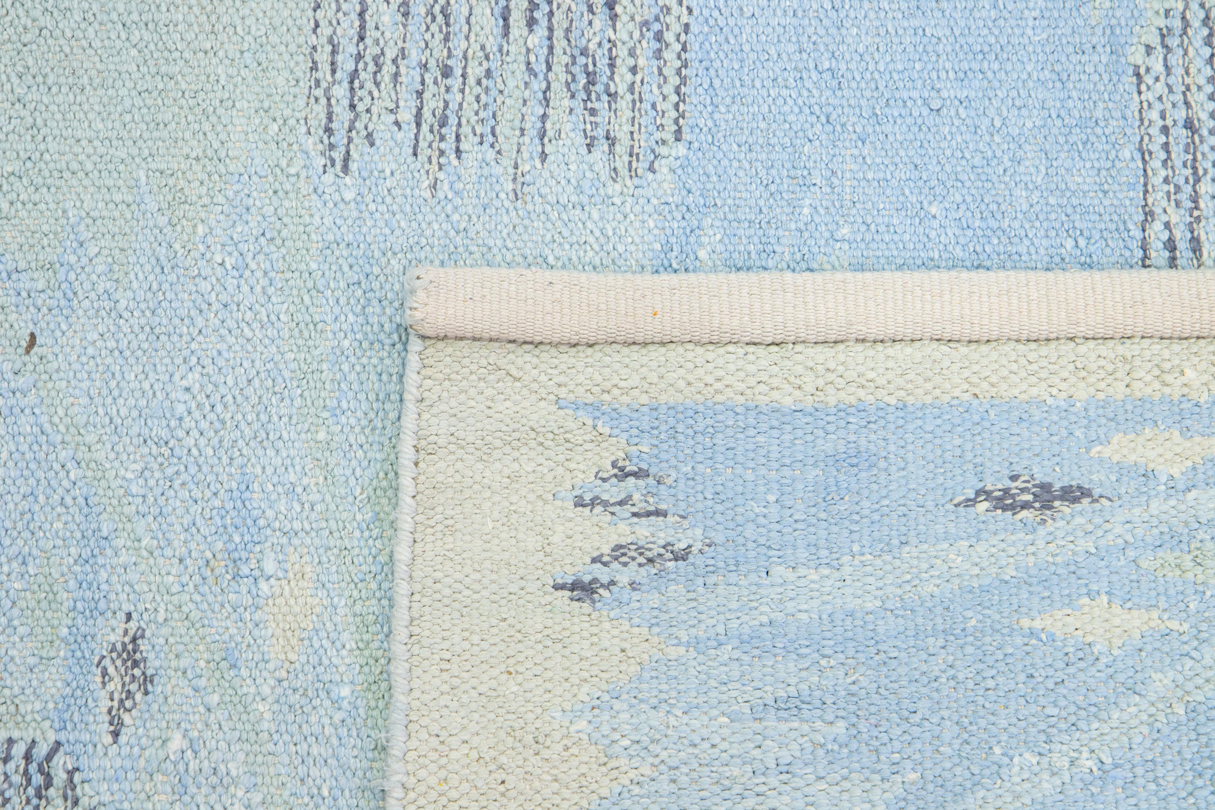 Moderner entworfener Teppich aus Wolle und Seide im schwedischen Stil, handgefertigt in Hellblau  im Angebot 1