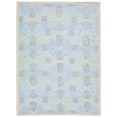 Tappeto in lana e seta di stile svedese dal design moderno realizzato a mano in azzurro