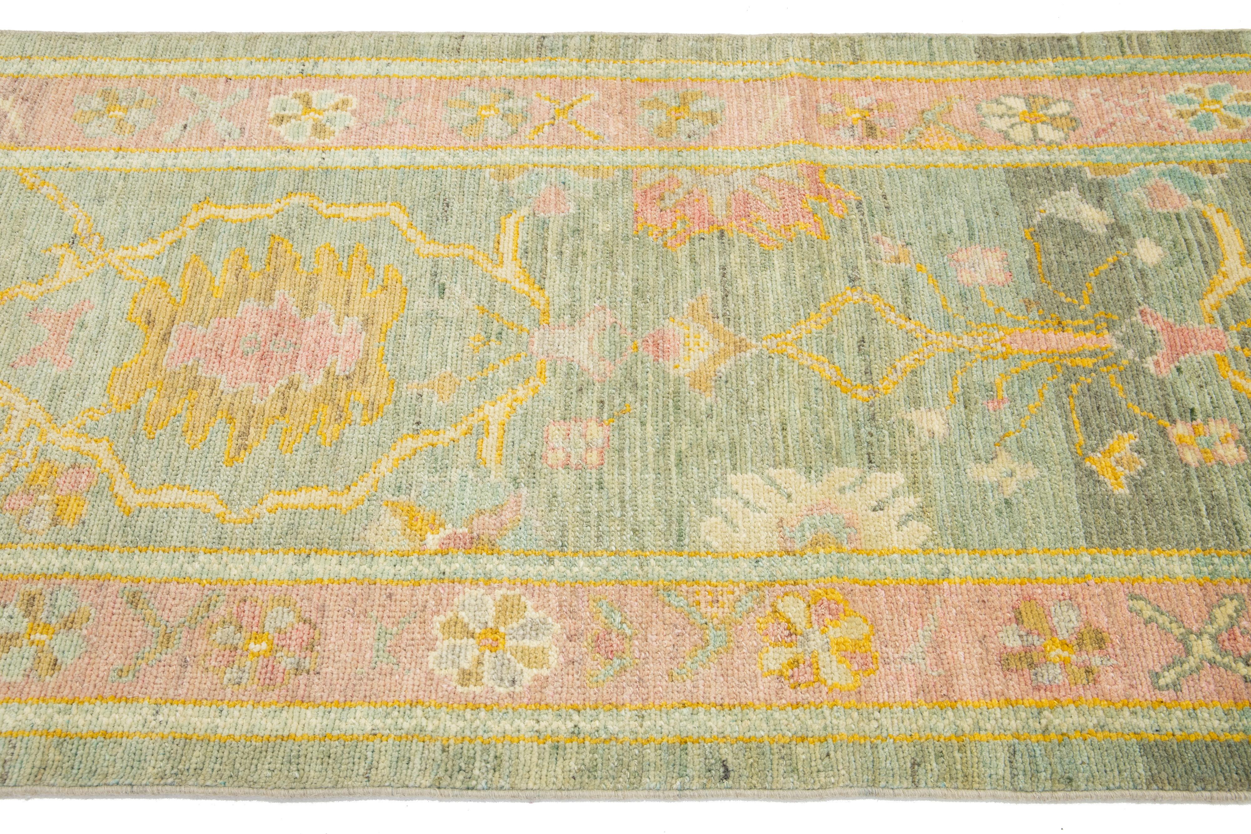 XXI secolo e contemporaneo Runner in lana turca Oushak fatto a mano dal design moderno in verde in vendita
