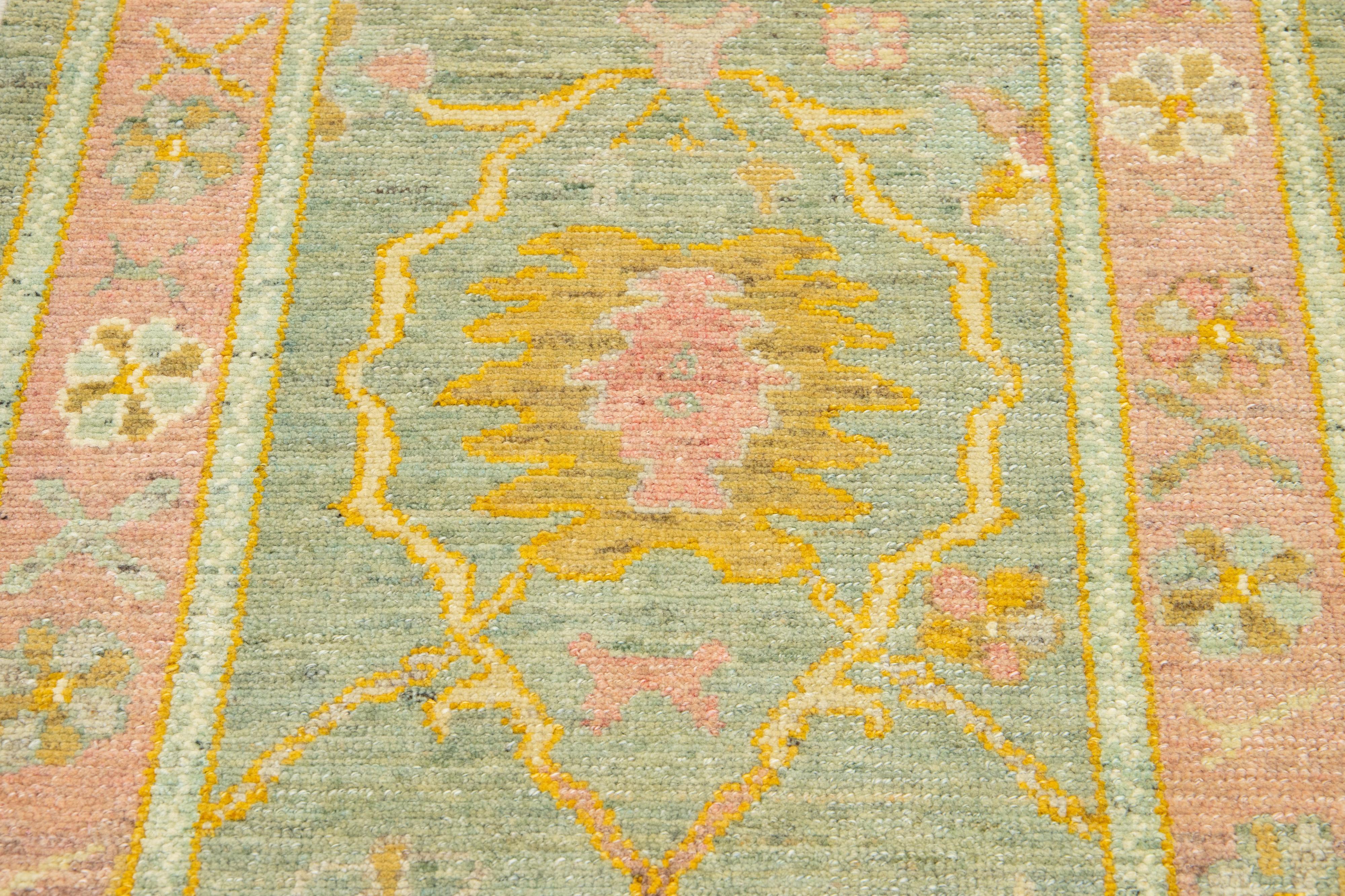 Runner in lana turca Oushak fatto a mano dal design moderno in verde in vendita 1