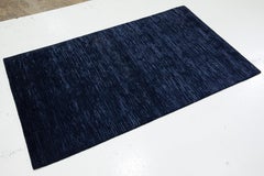 Tappeto in lana e seta di bambù dal design moderno in colore blu intenso proveniente dal Nepal