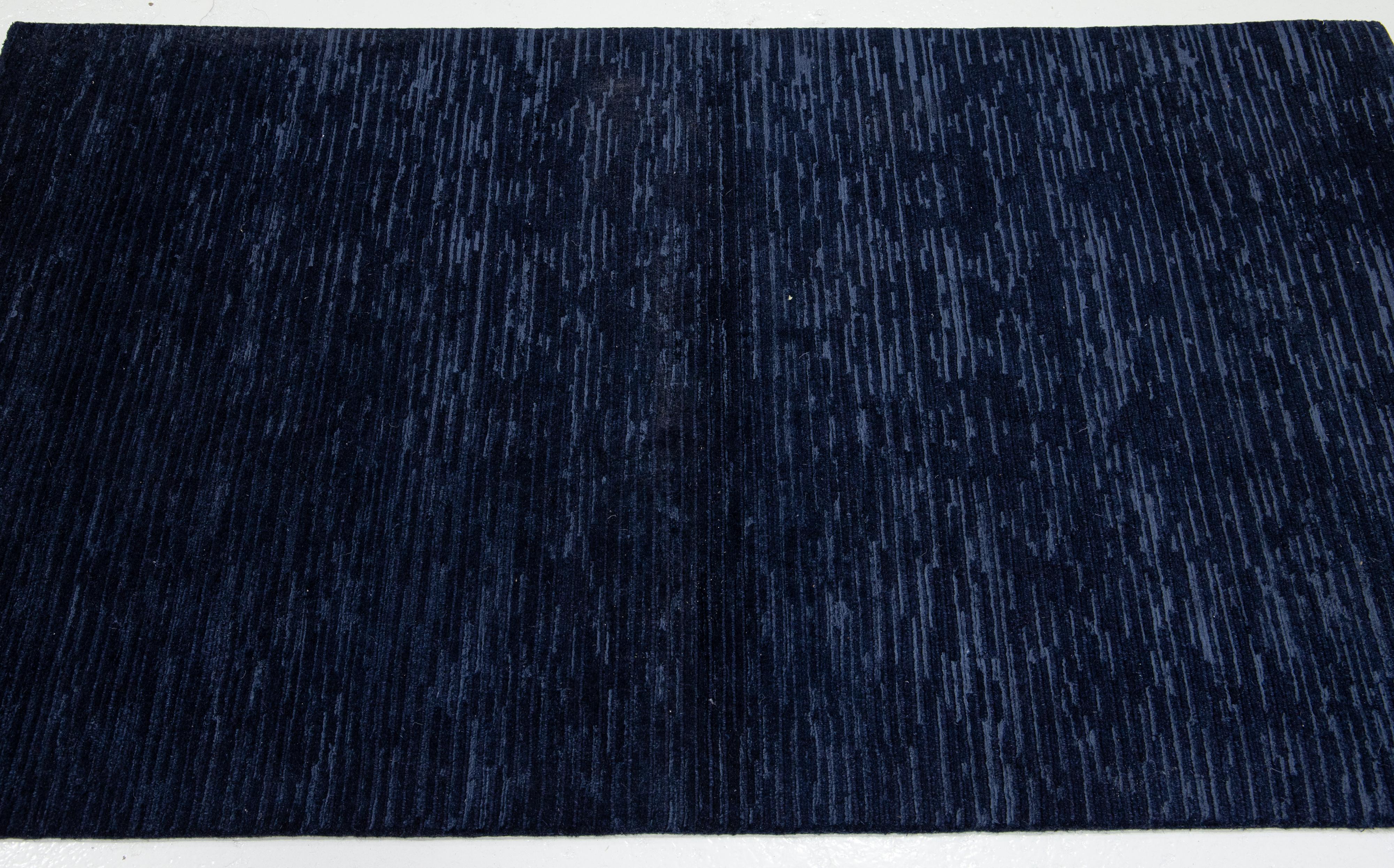 Organico moderno Tappeto in lana e seta di bambù dal design moderno in colore blu intenso proveniente dal Nepal in vendita
