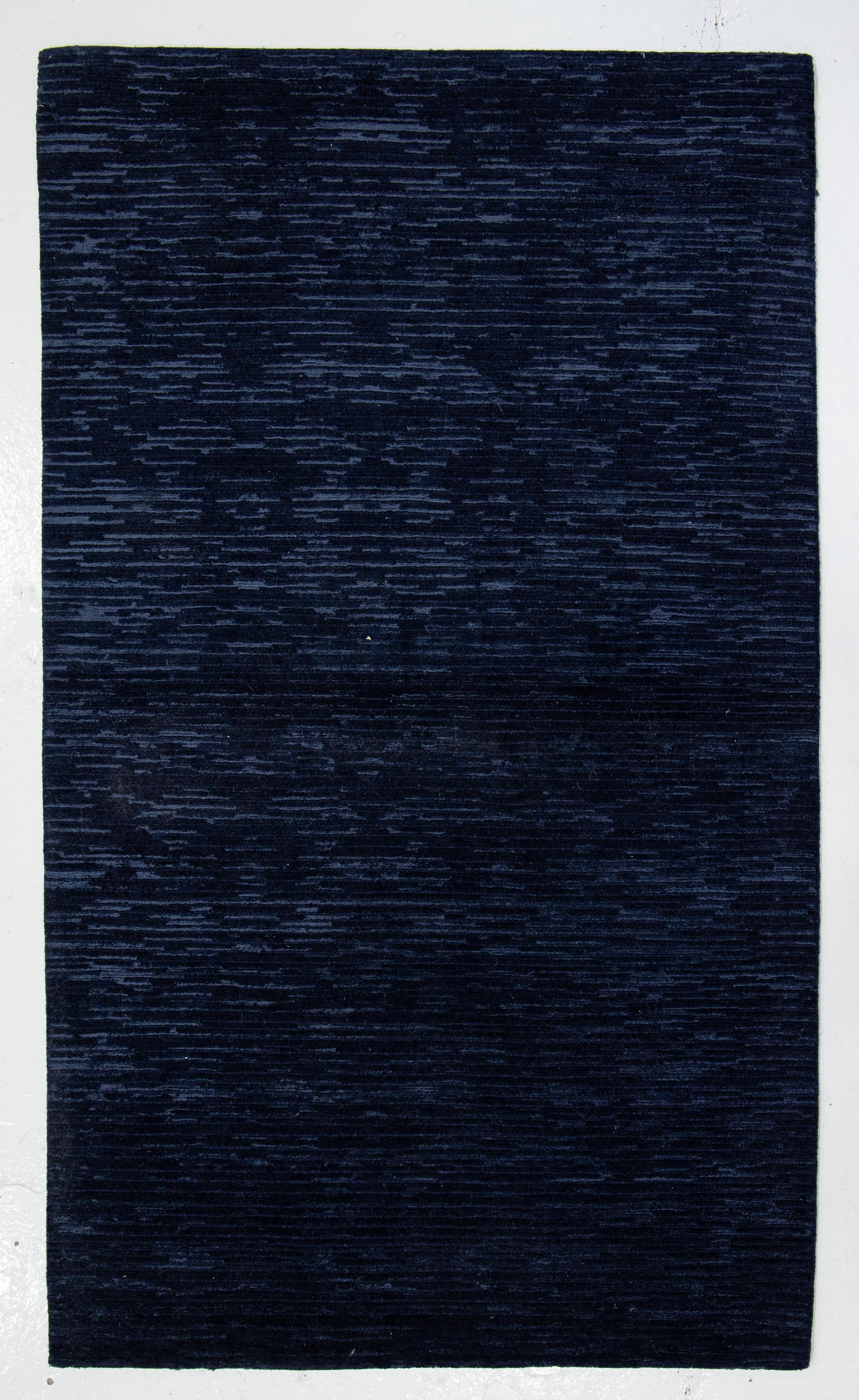 Annodato a mano Tappeto in lana e seta di bambù dal design moderno in colore blu intenso proveniente dal Nepal in vendita