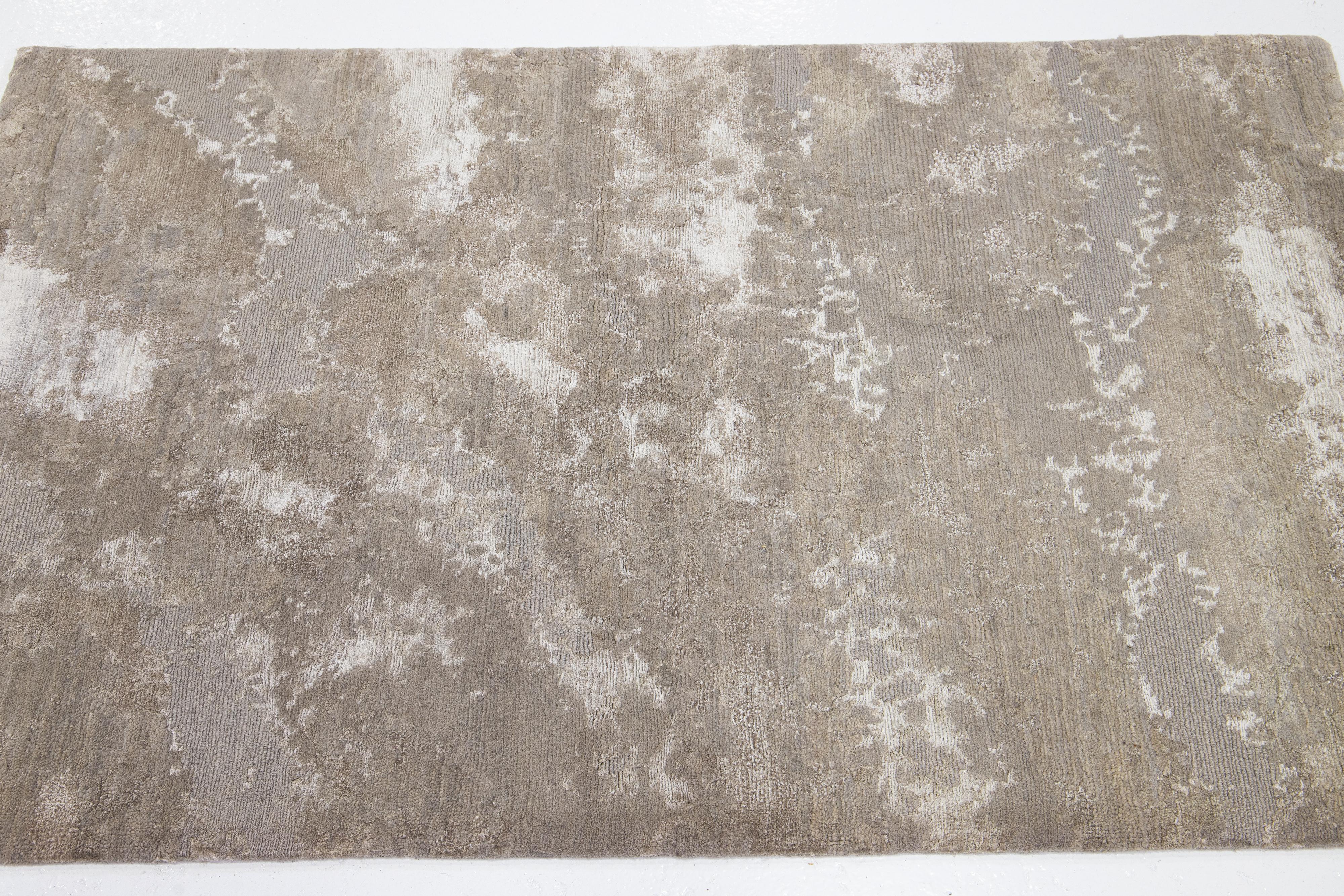 Moderner Design-Teppich aus Wolle und Bambusseide in Grau und Beige in Grau und Beige (Organische Moderne) im Angebot