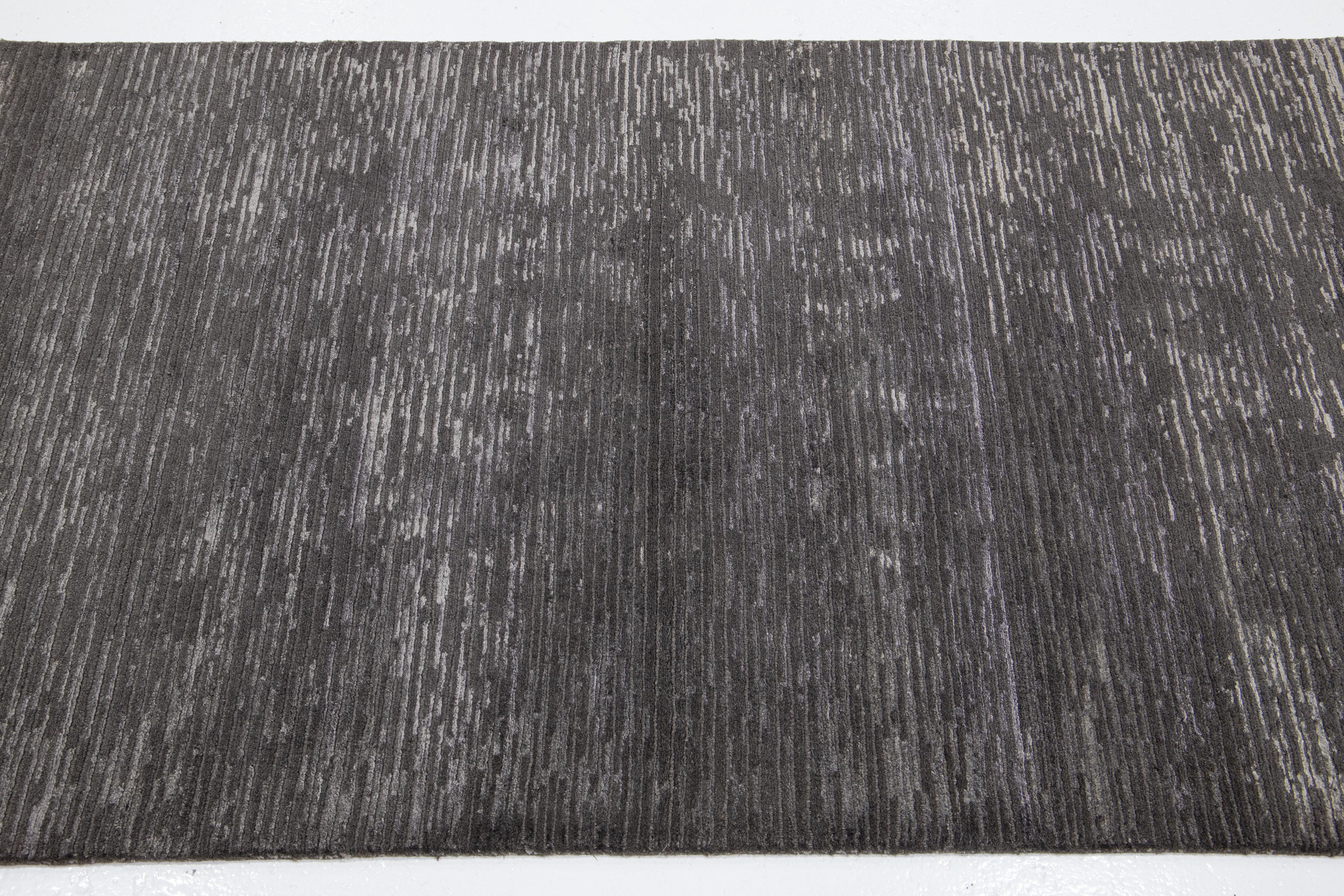 Organico moderno Tappeto in lana e seta di bambù dal design moderno in colore grigio carbone proveniente dal Nepal in vendita