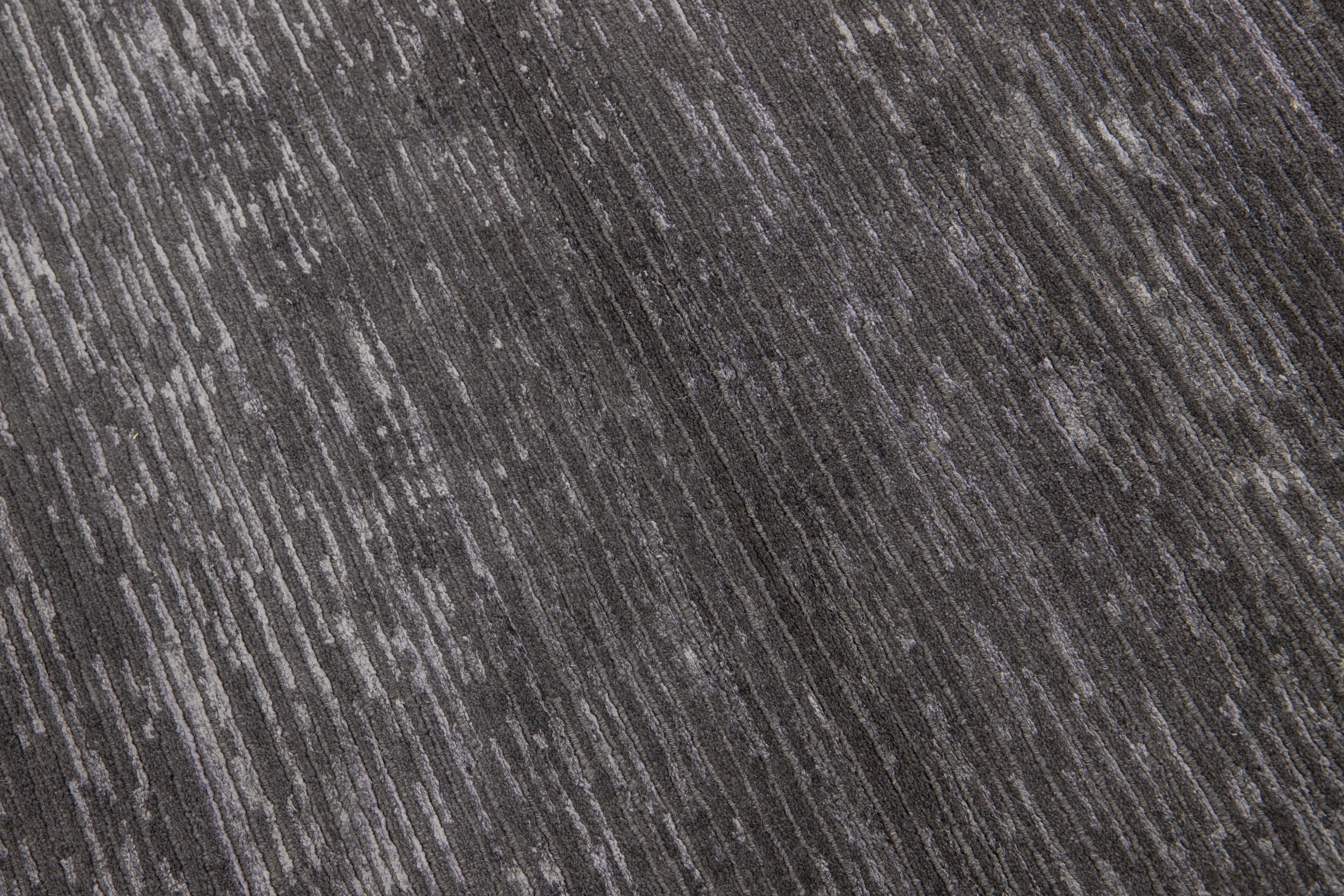 Nepalese Tappeto in lana e seta di bambù dal design moderno in colore grigio carbone proveniente dal Nepal in vendita