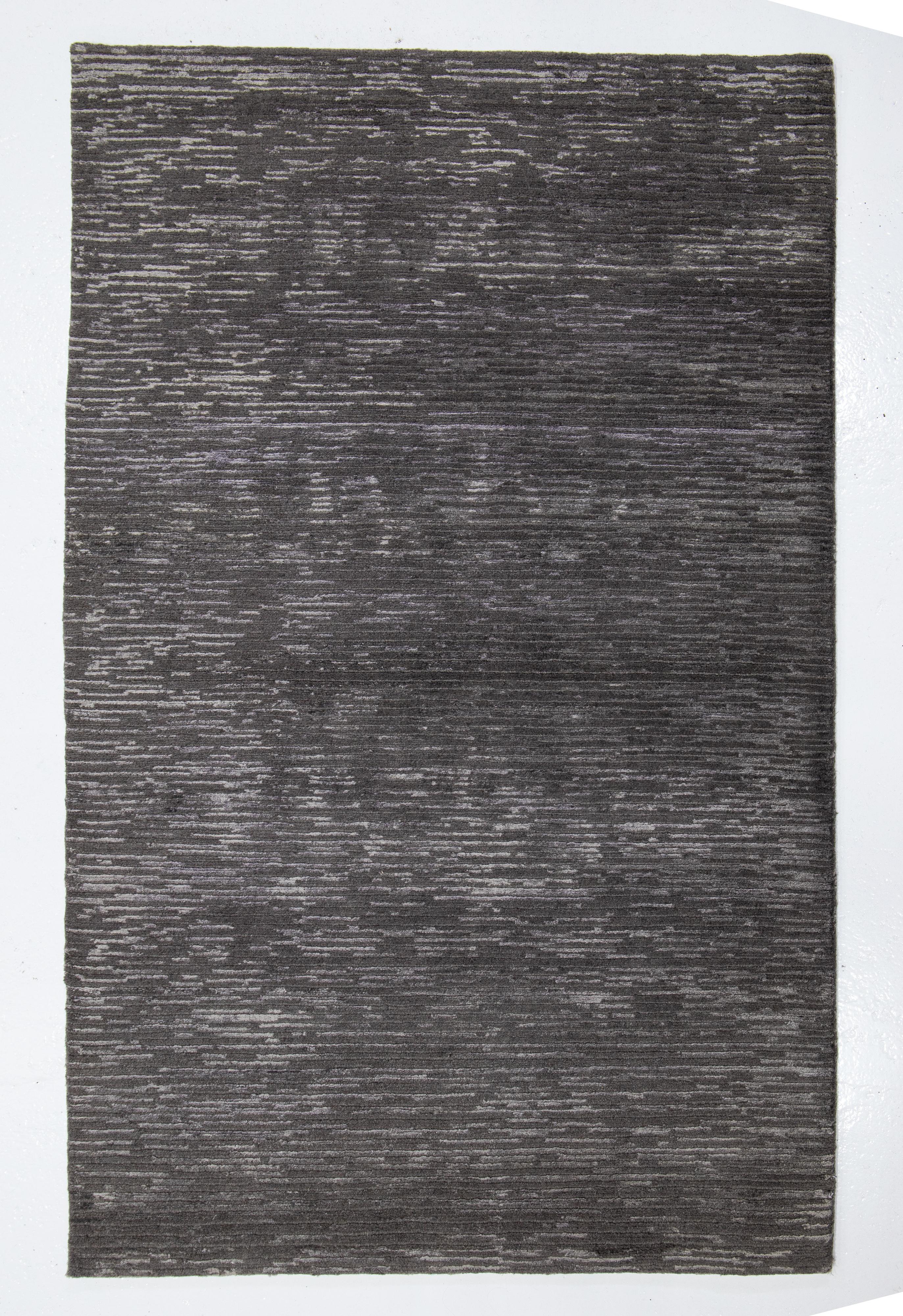 Annodato a mano Tappeto in lana e seta di bambù dal design moderno in colore grigio carbone proveniente dal Nepal in vendita