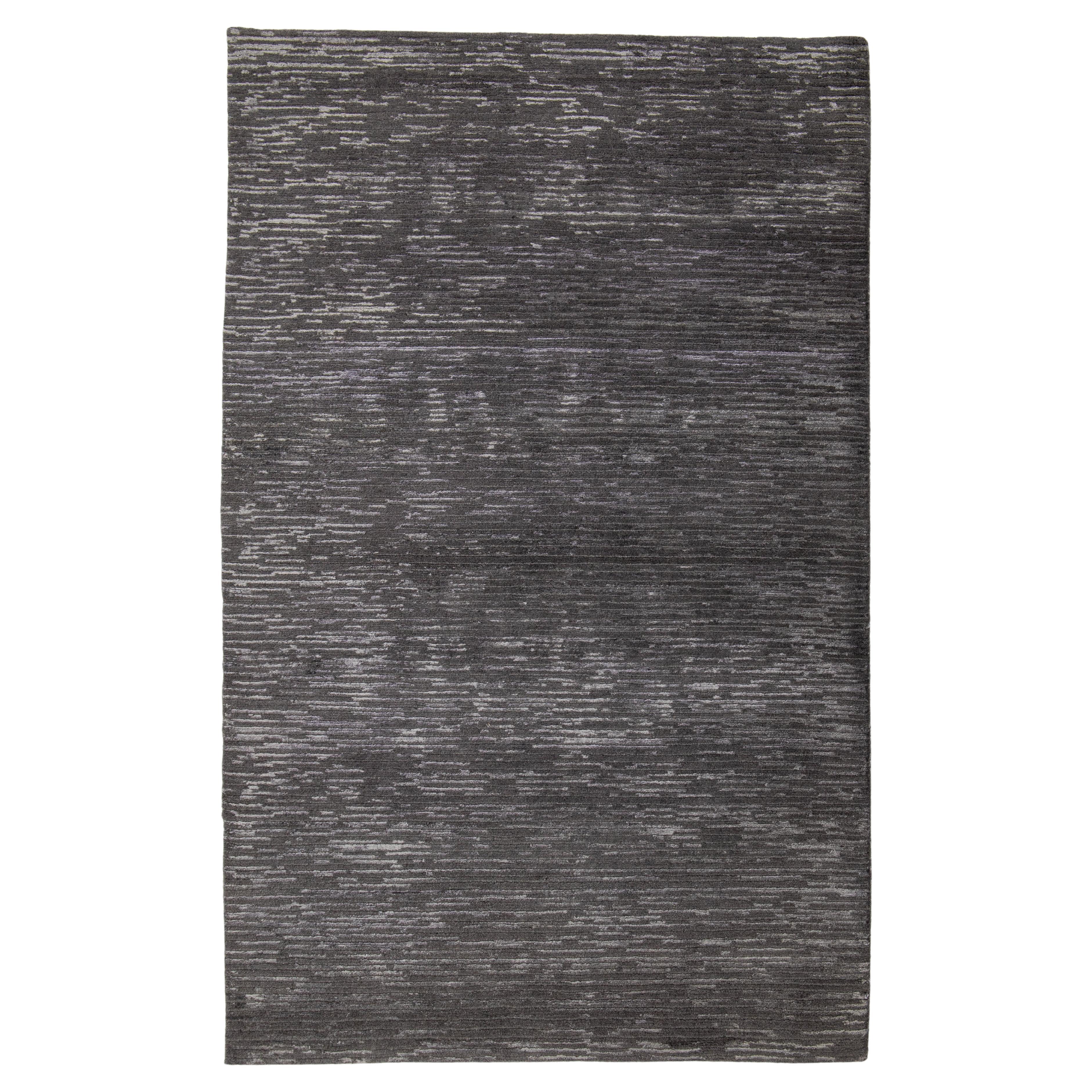 Tappeto in lana e seta di bambù dal design moderno in colore grigio carbone proveniente dal Nepal