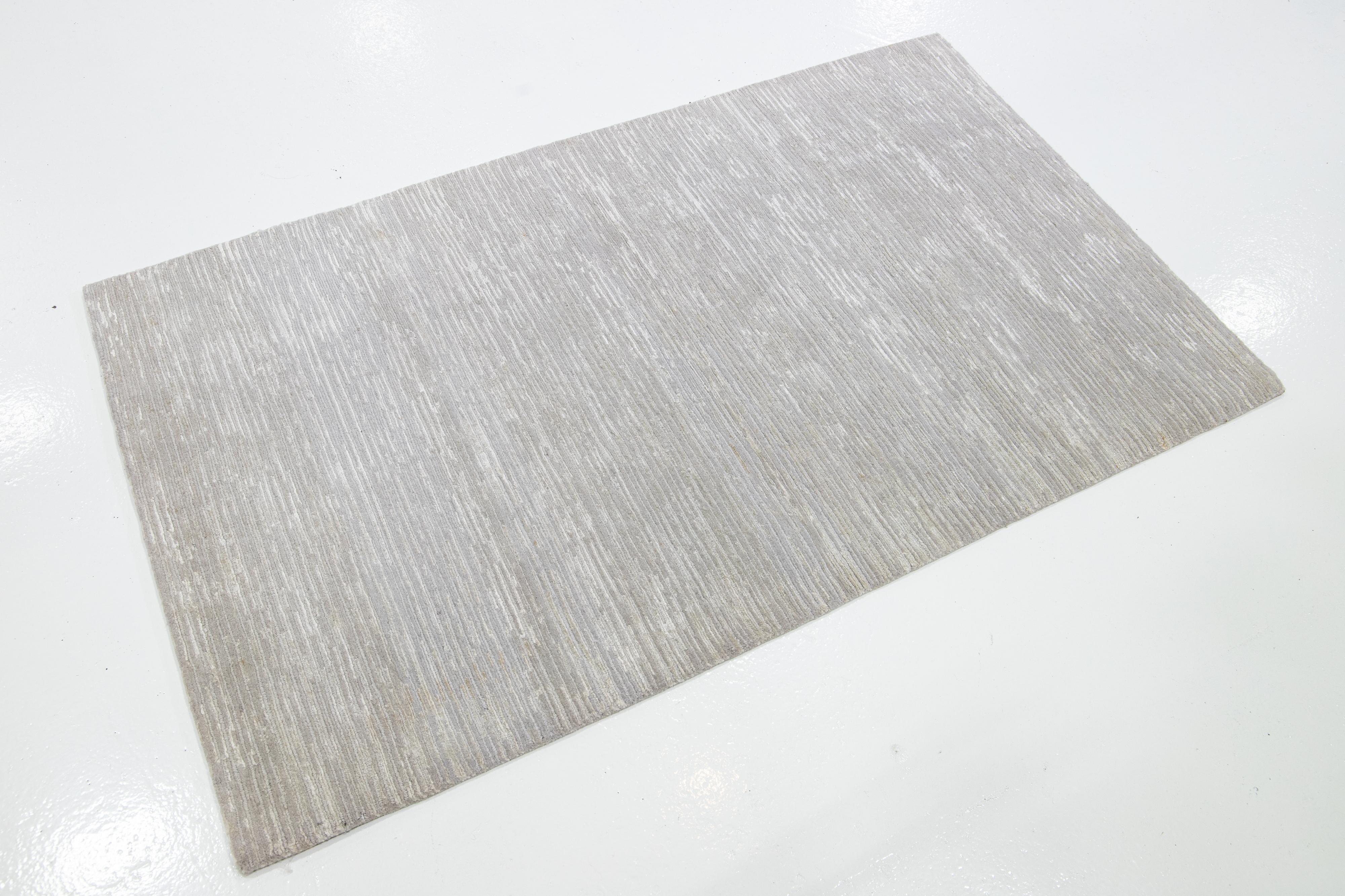 Questo moderno tappeto Custom presenta un'audace miscela di colori e texture. La luce danzerà su questo motivo scintillante mentre ti muovi sul pavimento. Adorna i pavimenti con un tappeto che condivide l'eleganza del bianco lucente con il metallo