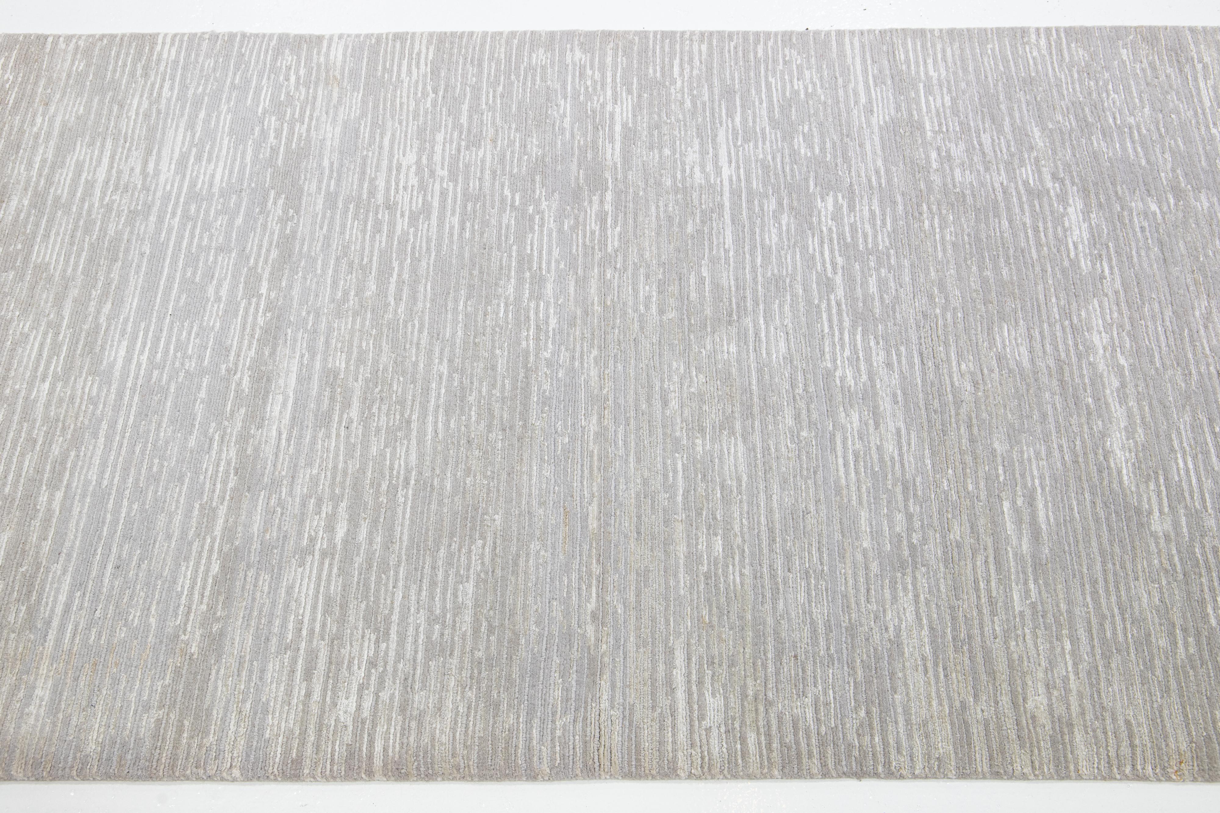 Organico moderno Tappeto in lana e seta di bambù dal design moderno in colore grigio argento proveniente dal Nepal in vendita