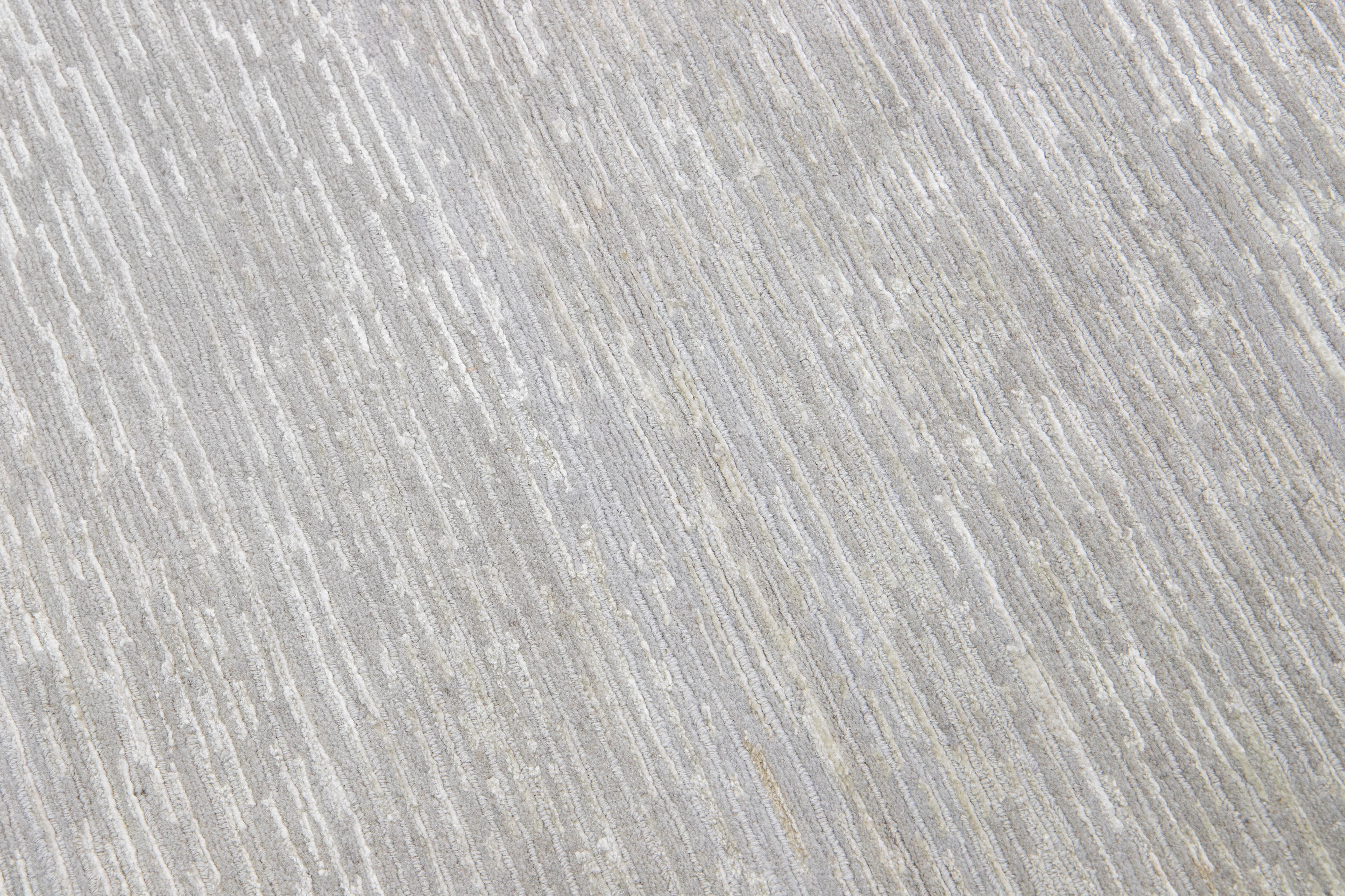 Nepalese Tappeto in lana e seta di bambù dal design moderno in colore grigio argento proveniente dal Nepal in vendita
