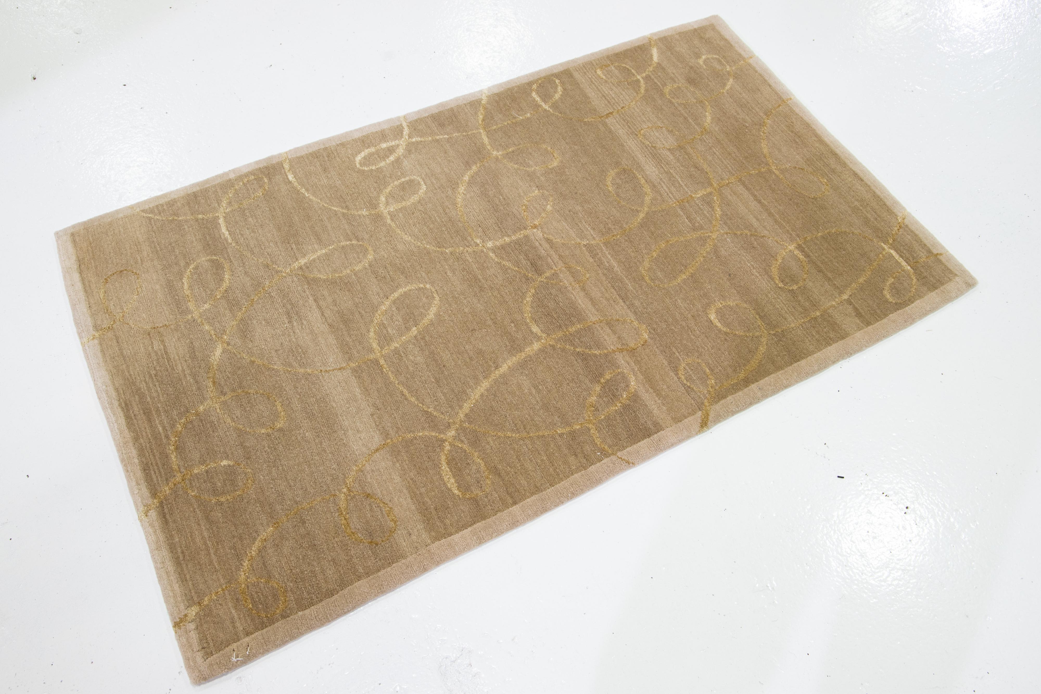 Questo tappeto personalizzato presenta un design moderno ispirato al valzer. È annodato a mano in lana himalayana di colore beige con accenti di seta dorata utilizzando l'intreccio Shakti. L'altezza della pila è di 0,28 pollici.

Il prezzo si basa