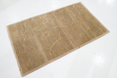 Tappeto in lana e seta dal design moderno in colore beige con trame dorate