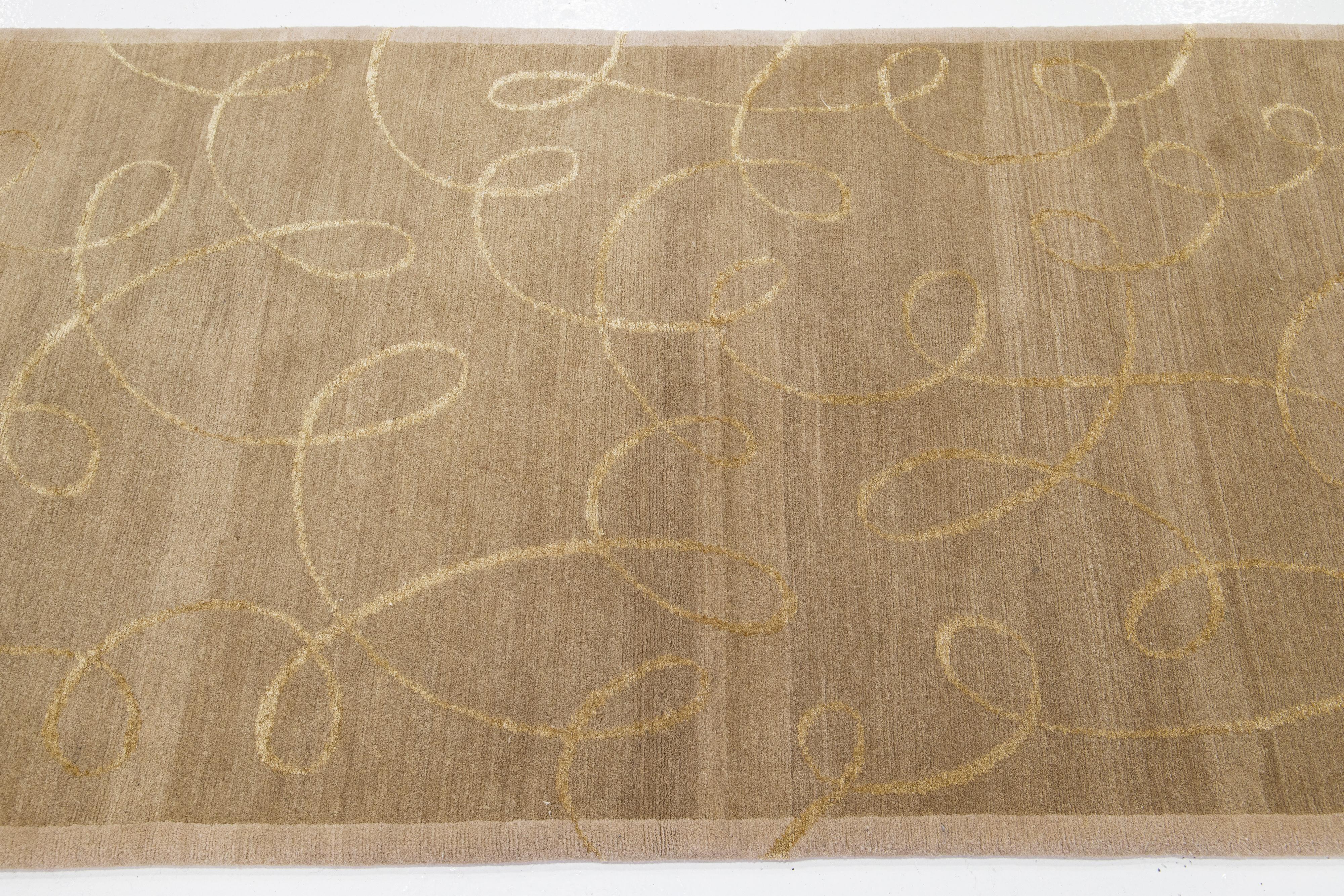 Organico moderno Tappeto in lana e seta dal design moderno in colore beige con trame dorate in vendita