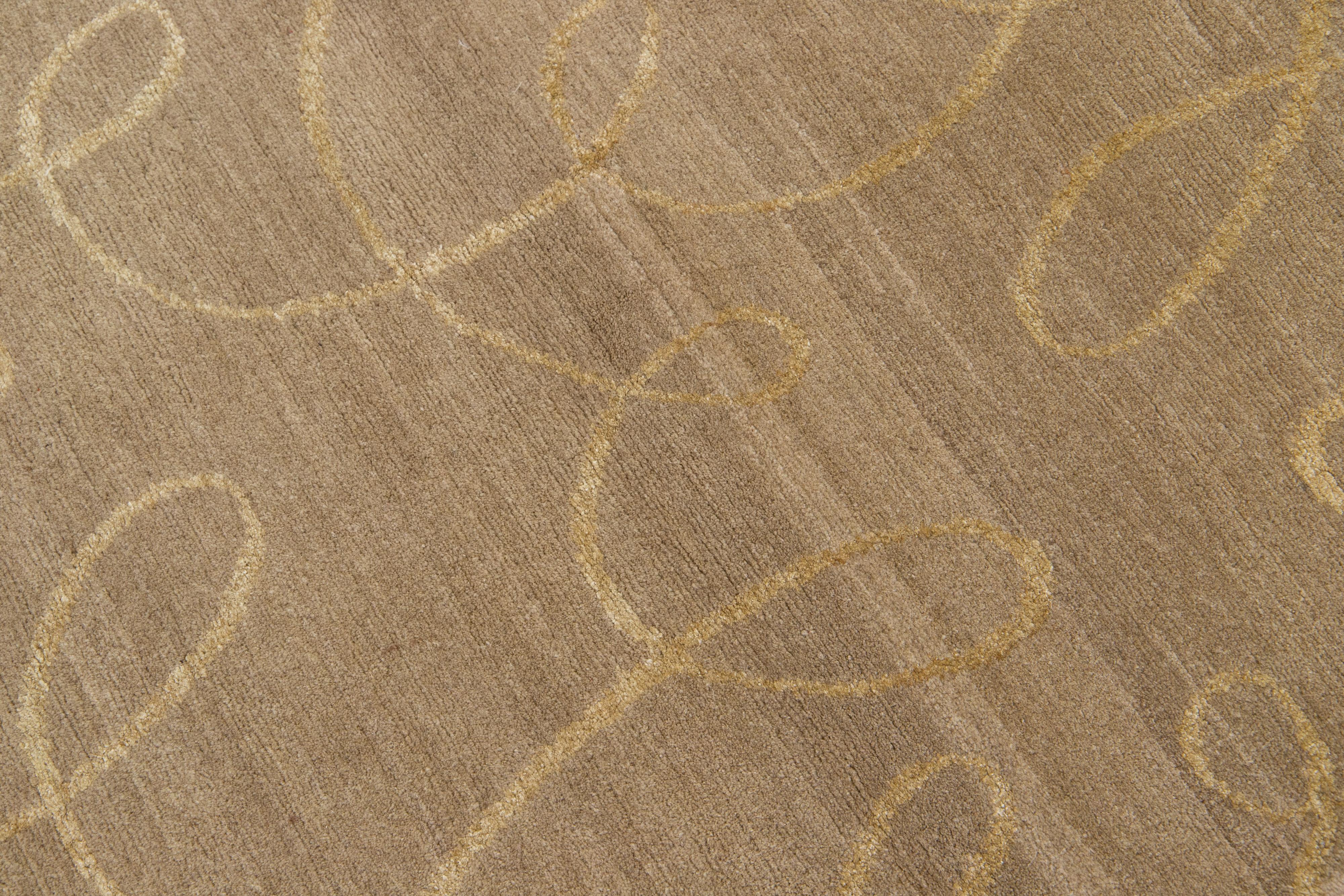 Nepalese Tappeto in lana e seta dal design moderno in colore beige con trame dorate in vendita