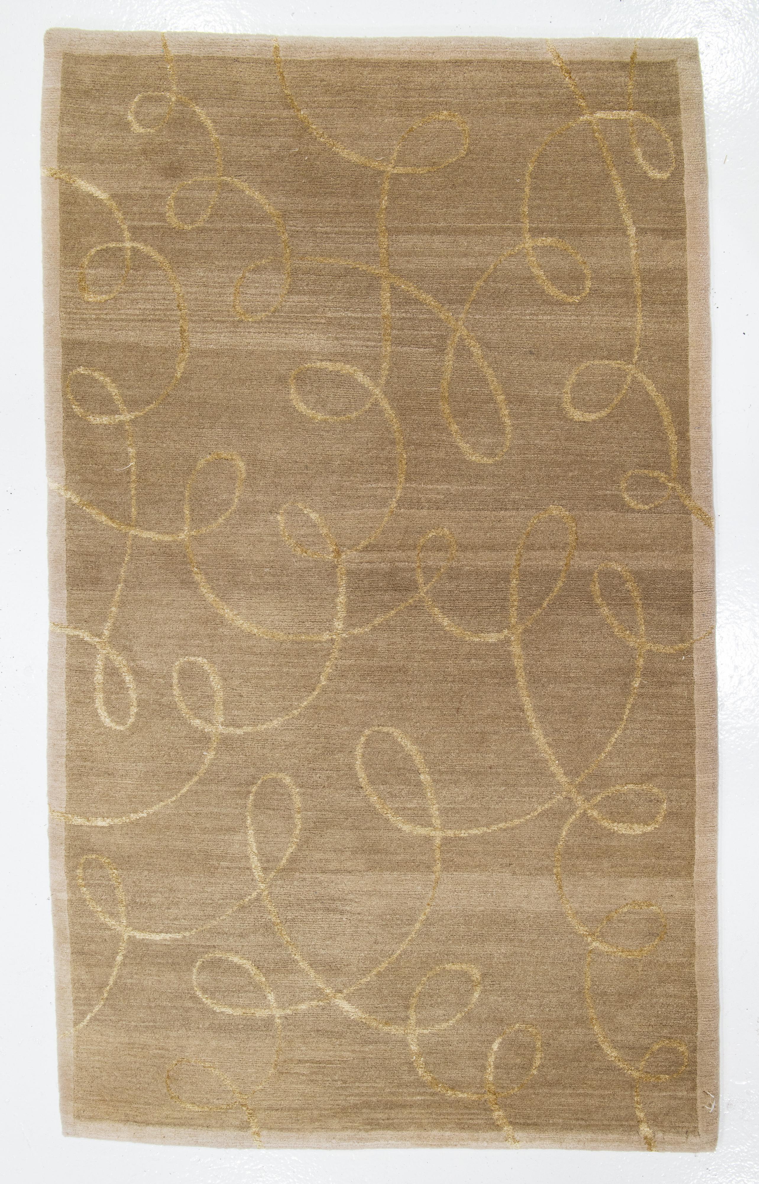 Annodato a mano Tappeto in lana e seta dal design moderno in colore beige con trame dorate in vendita
