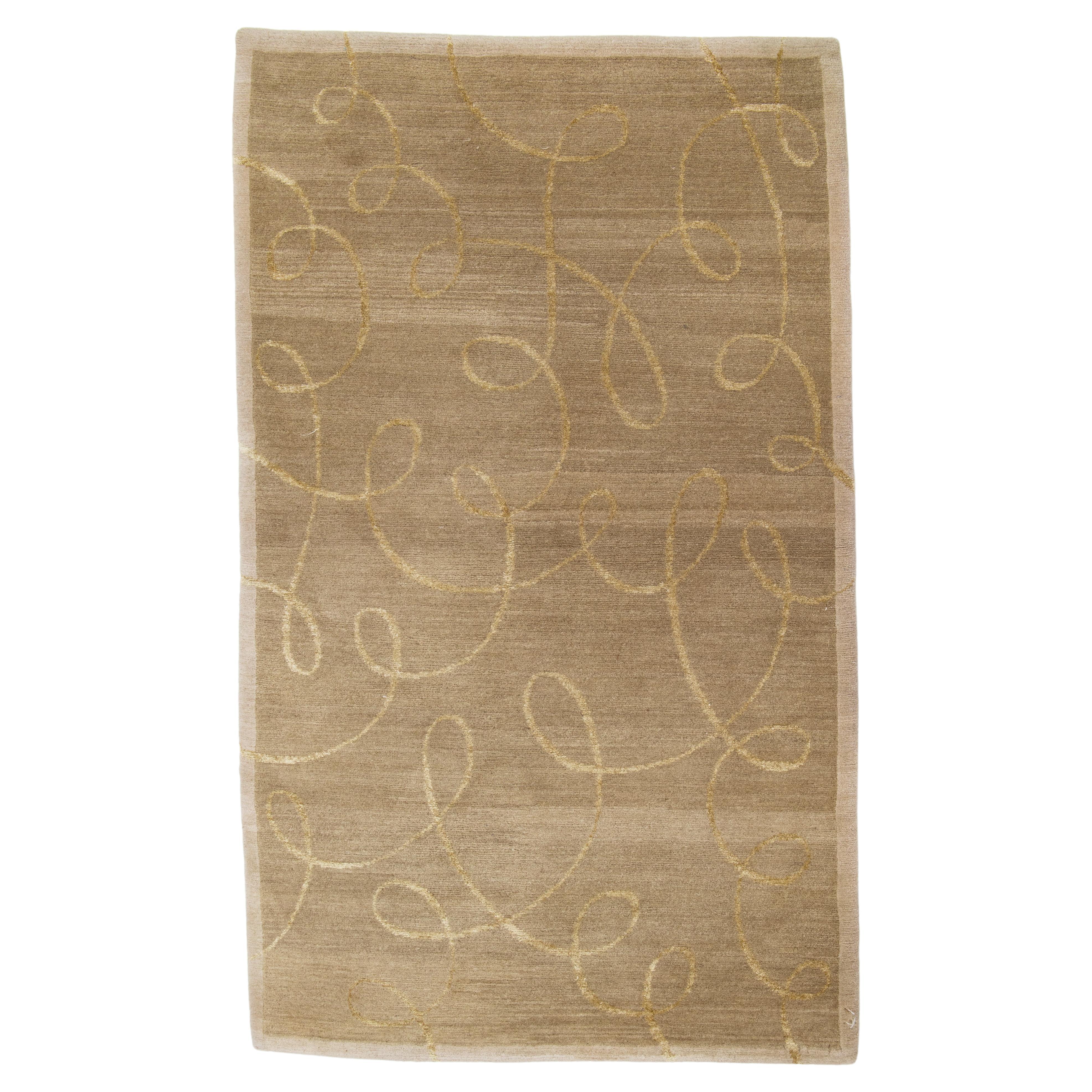 Alfombra De Lana Y Seda De Diseño Moderno En Color Beige Con Diseño De Tejidos Dorados