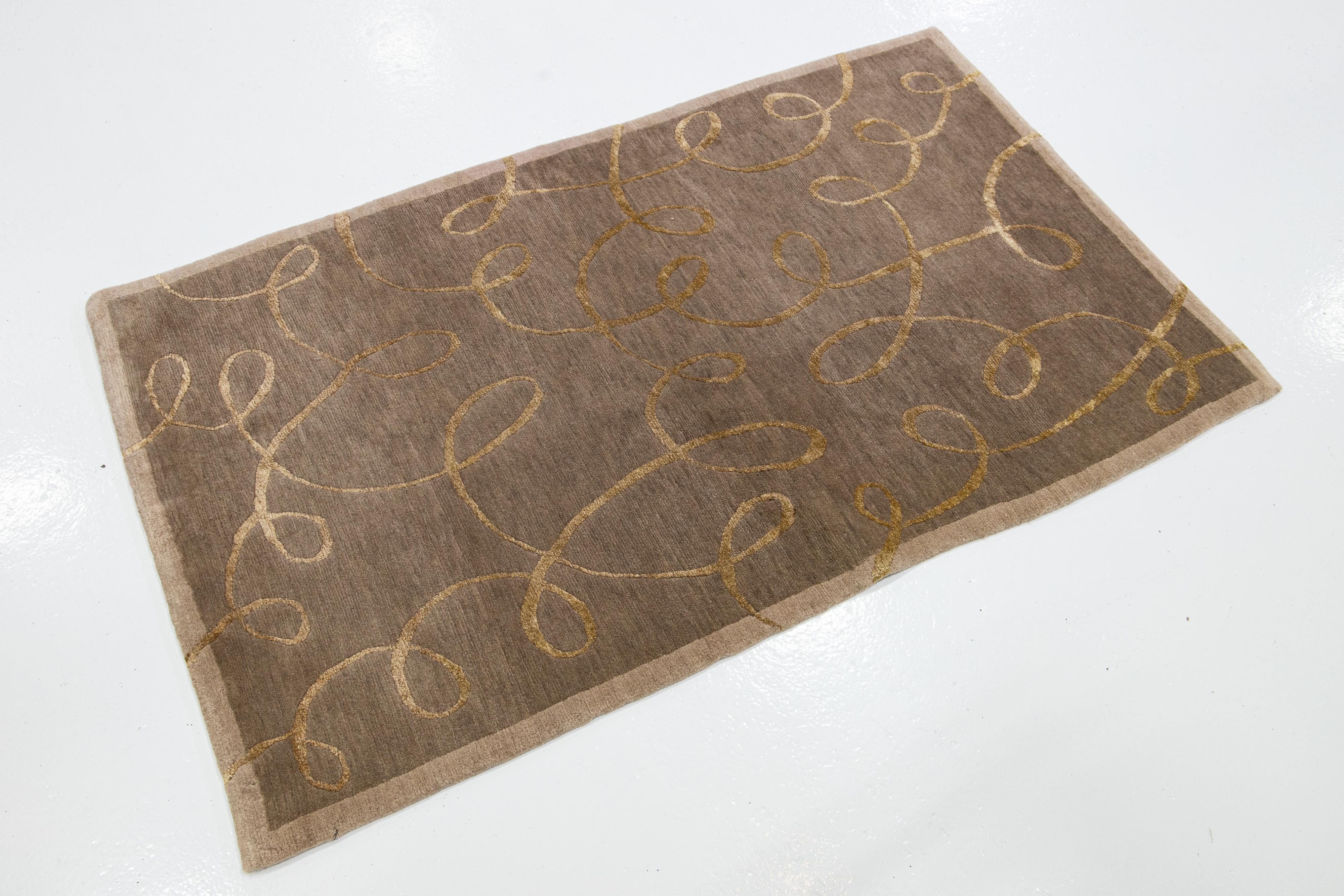 Questo tappeto personalizzato presenta un design moderno ispirato al valzer. È annodato a mano in lana himalayana color arenaria con accenti di seta dorata, utilizzando l'intreccio Shakti. L'altezza della pila è di 0,28 pollici.

Il prezzo si basa
