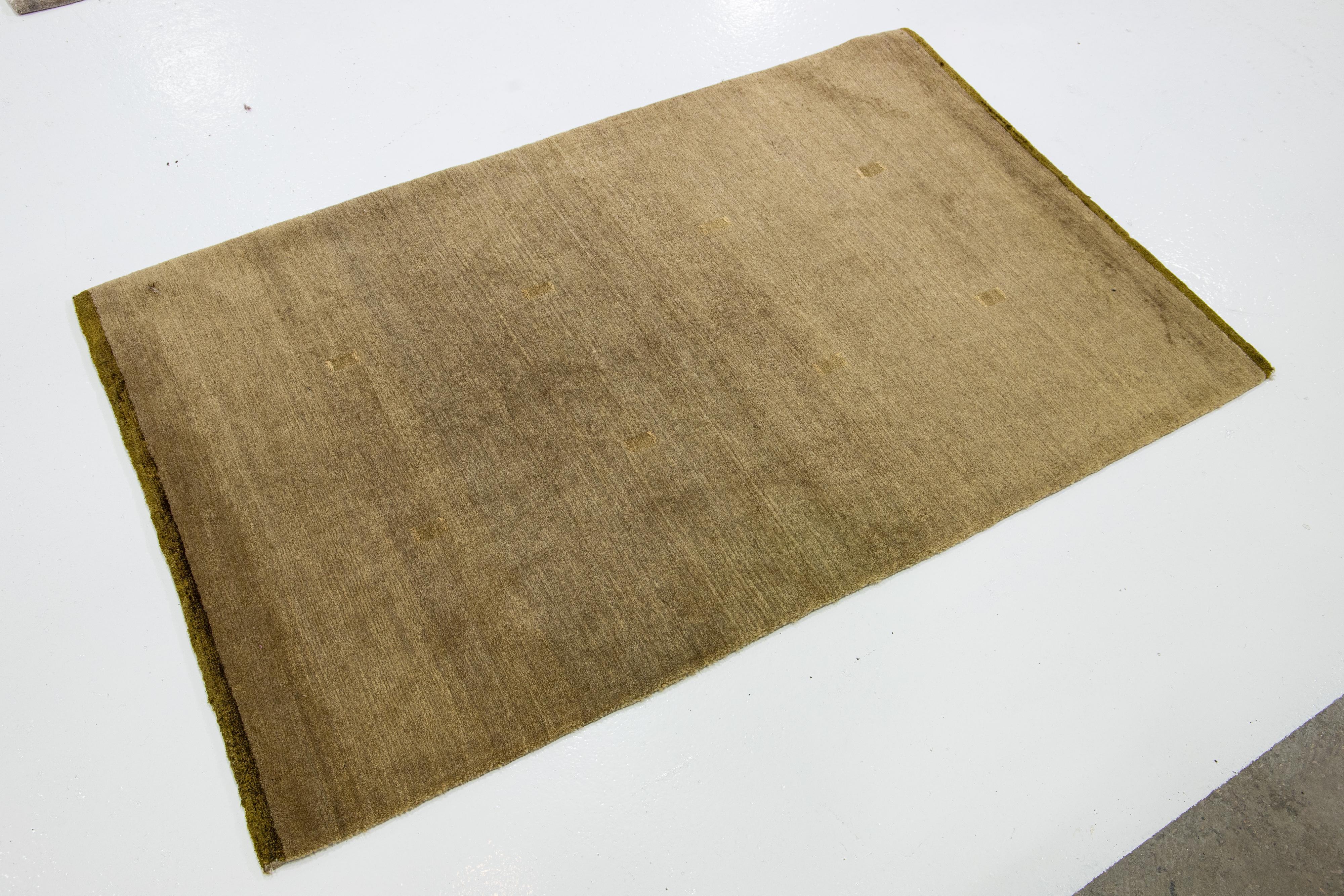 Questo tappeto personalizzato è annodato a mano in Nepal con lana e seta tibetana. È realizzato in lana himalayana di colore beige con inserti in seta dorata.


Il prezzo si basa su una superficie di 8' x 10'.