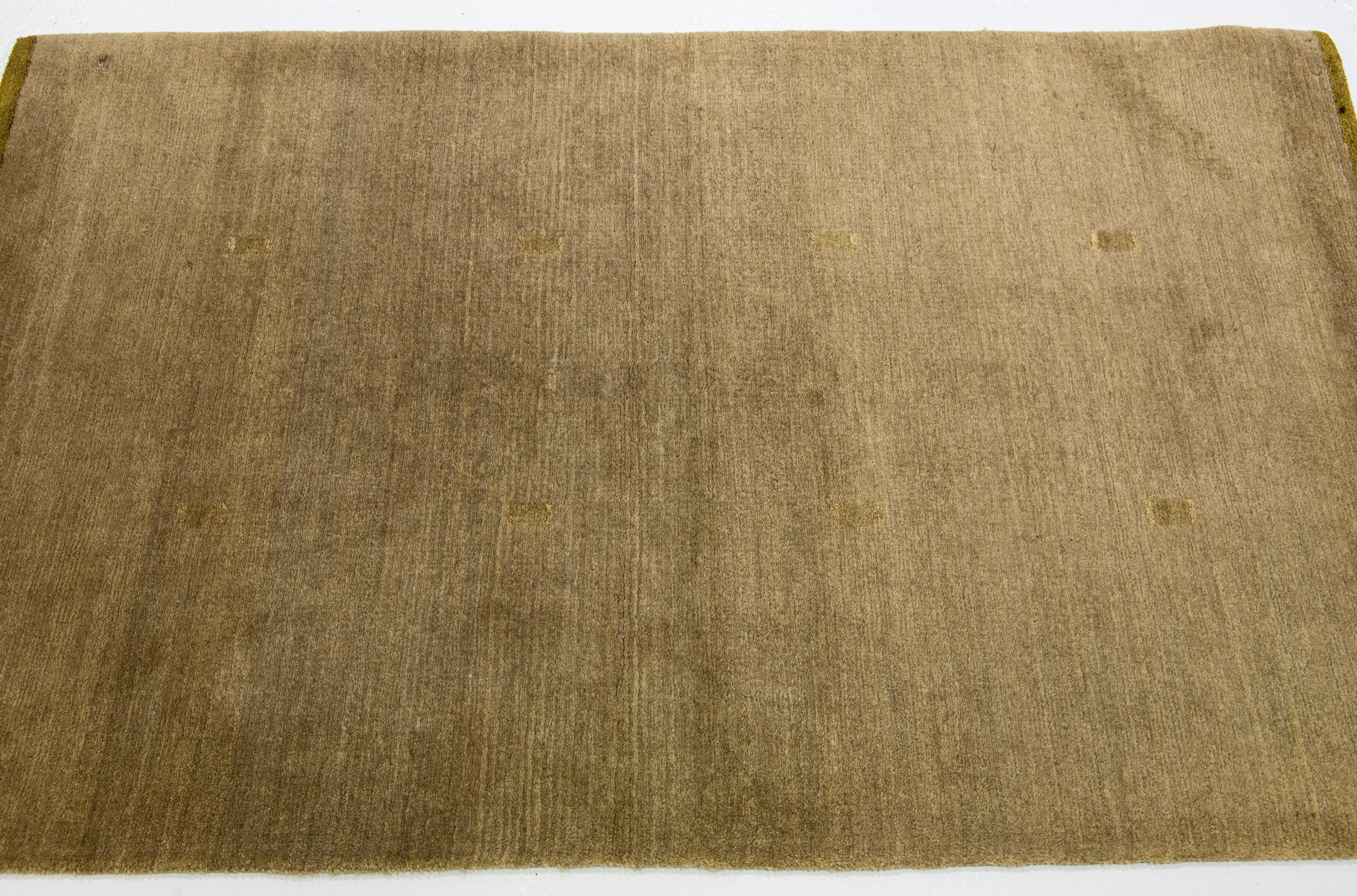 Organico moderno Tappeto in lana e seta dal design moderno in colore tan con disegni dorati in vendita
