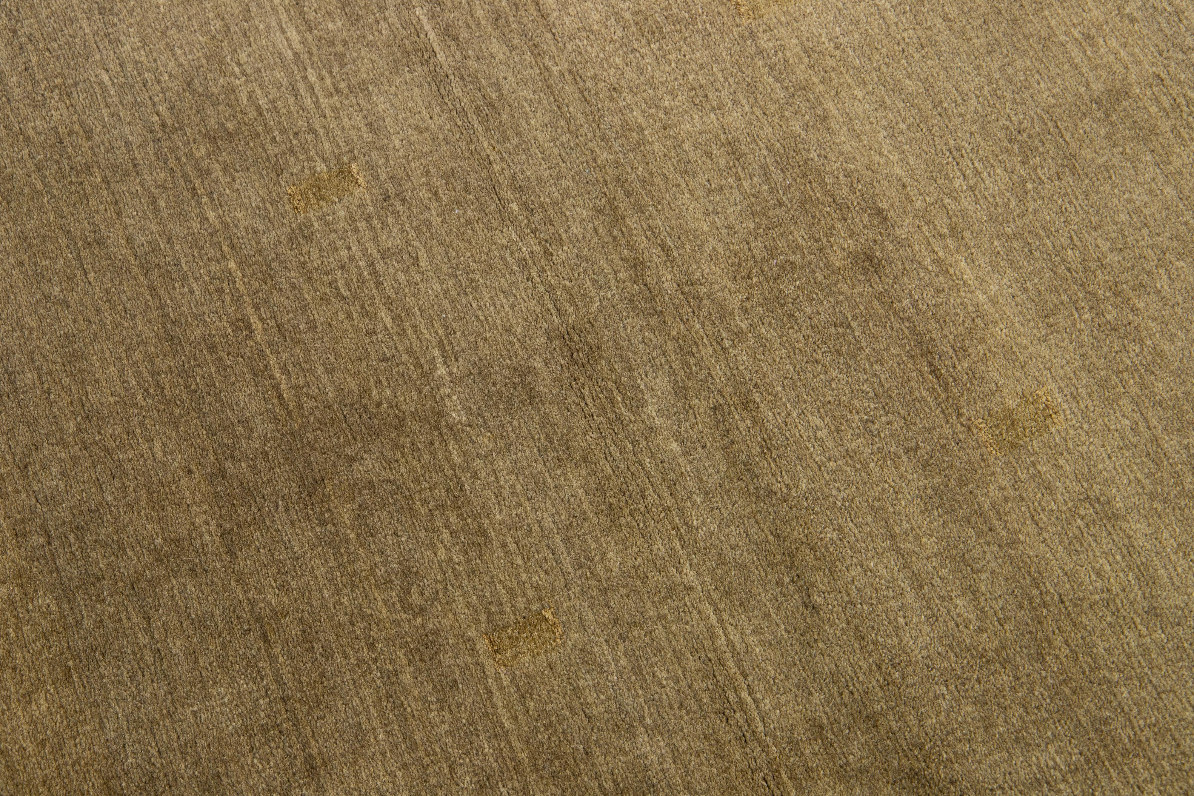 Nepalese Tappeto in lana e seta dal design moderno in colore tan con disegni dorati in vendita