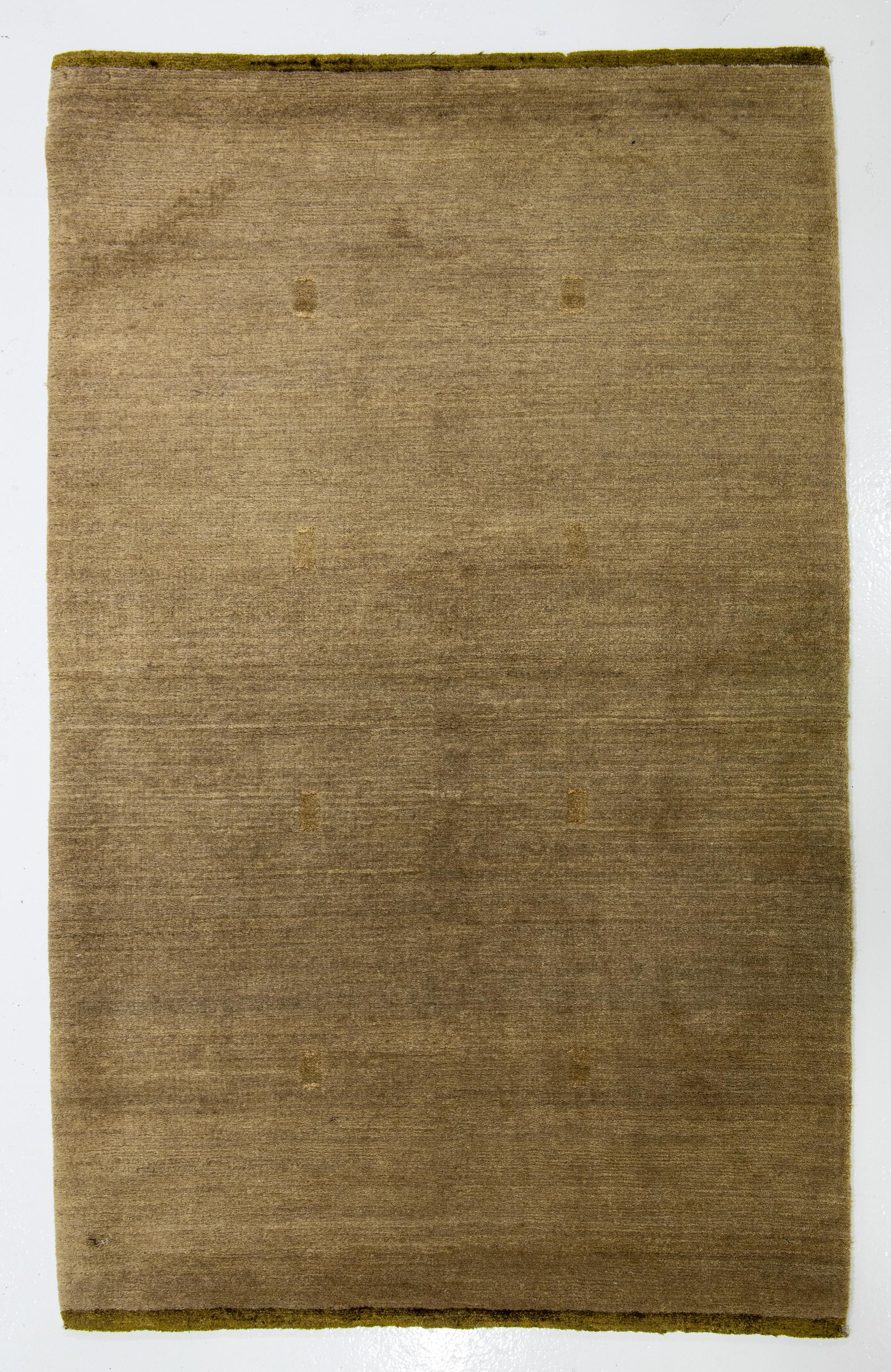 Annodato a mano Tappeto in lana e seta dal design moderno in colore tan con disegni dorati in vendita