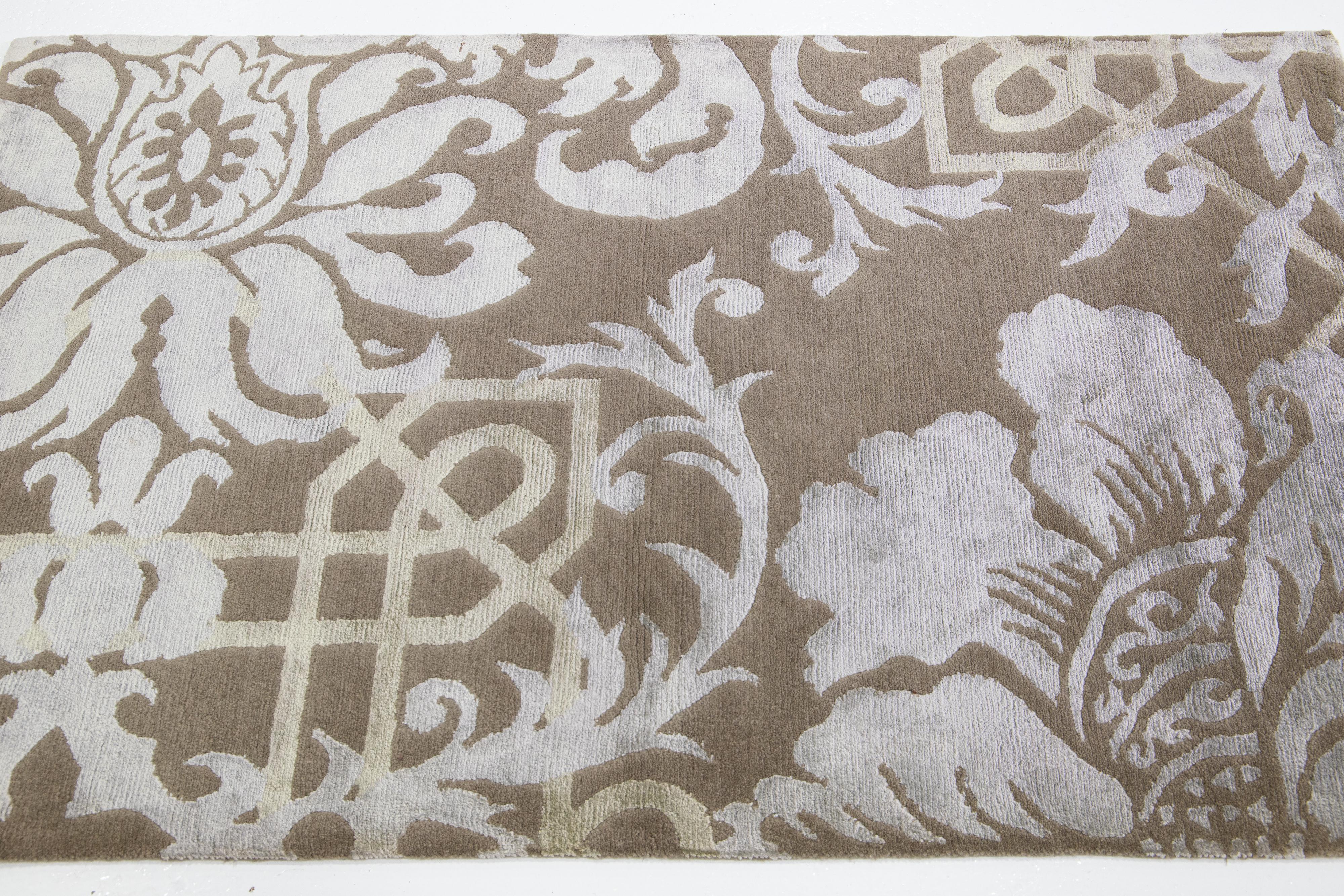 Organico moderno Tappeto in lana e seta di design moderno in Taupe con design barocco in vendita