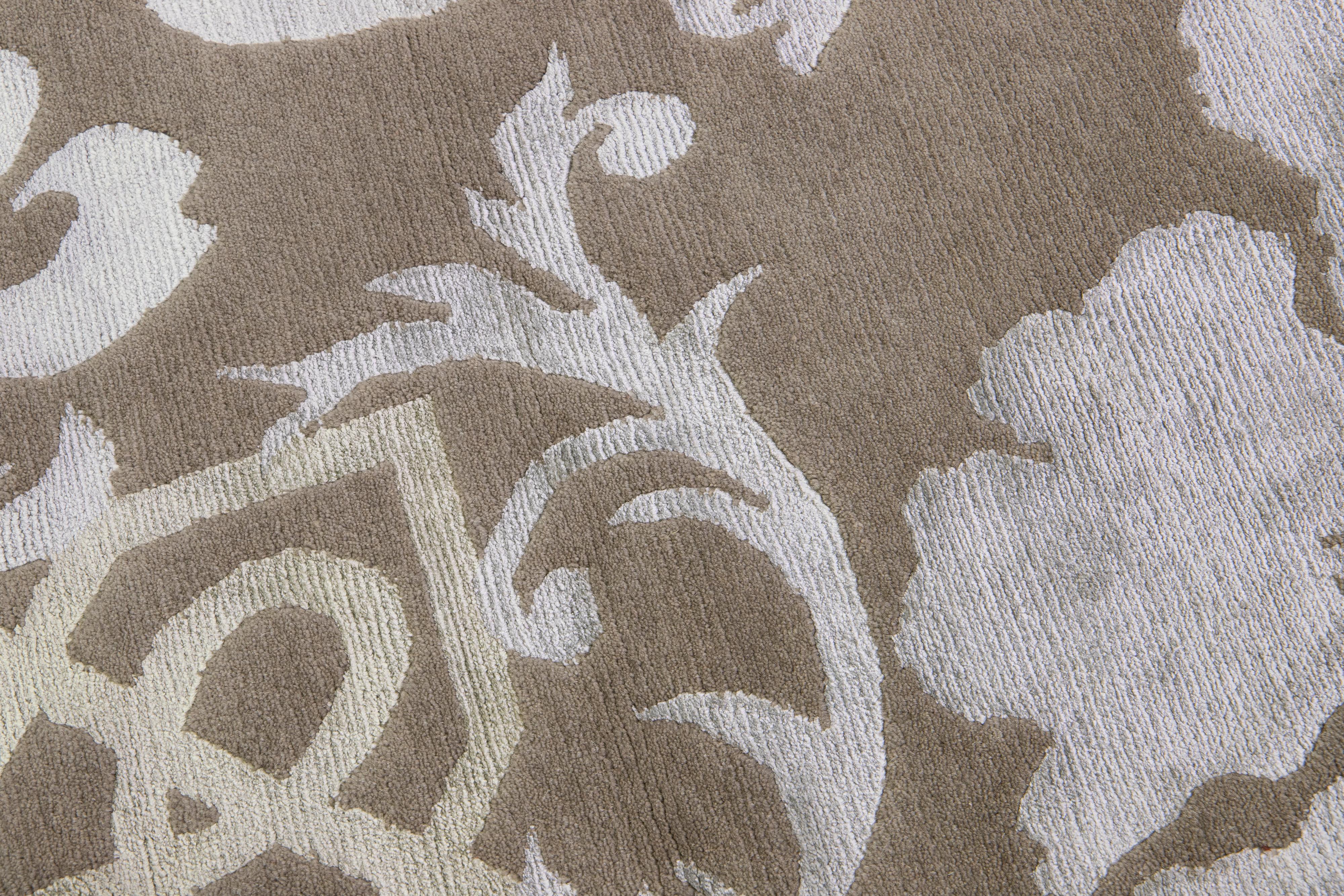 Nepalese Tappeto in lana e seta di design moderno in Taupe con design barocco in vendita