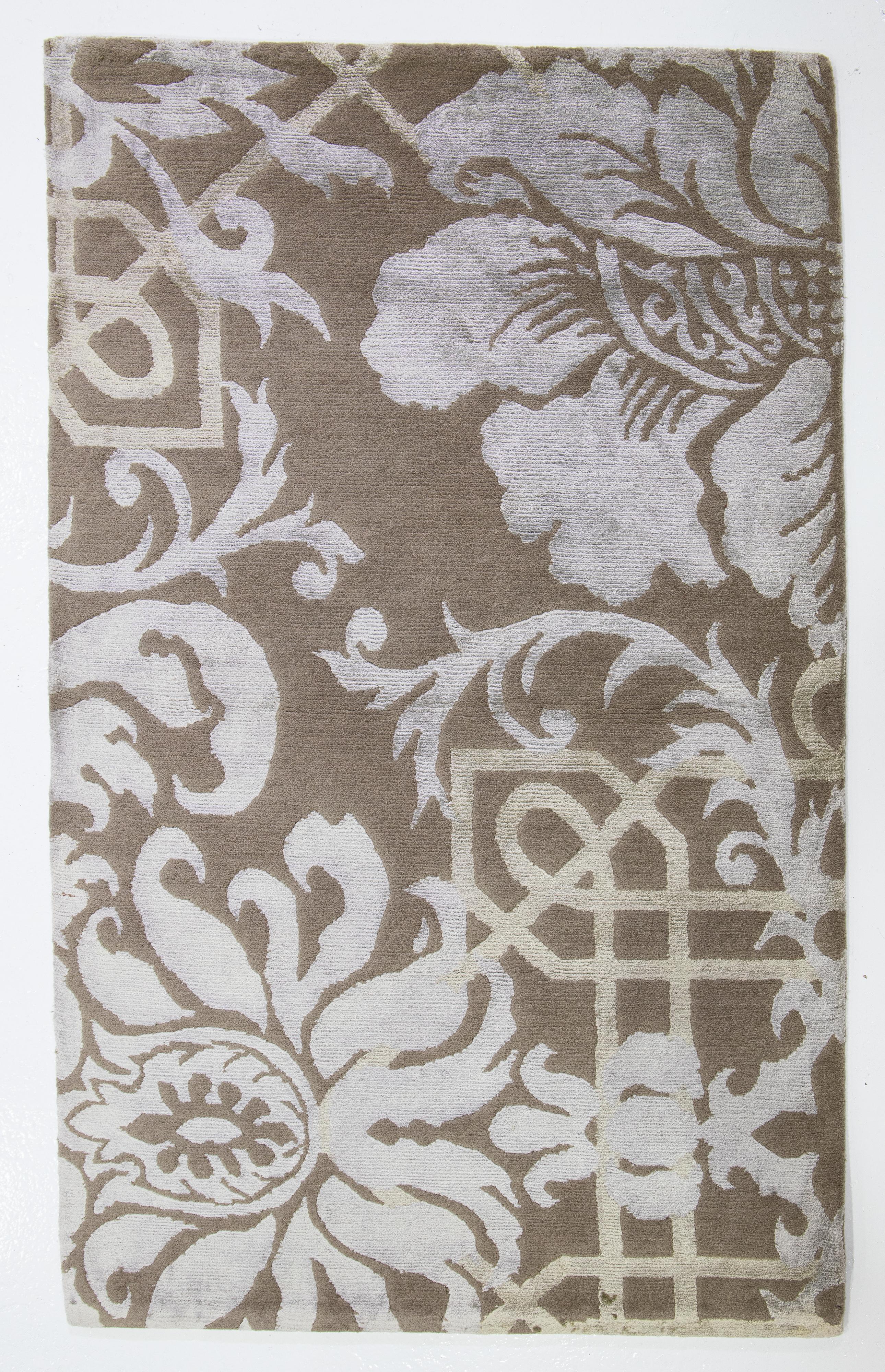 Annodato a mano Tappeto in lana e seta di design moderno in Taupe con design barocco in vendita