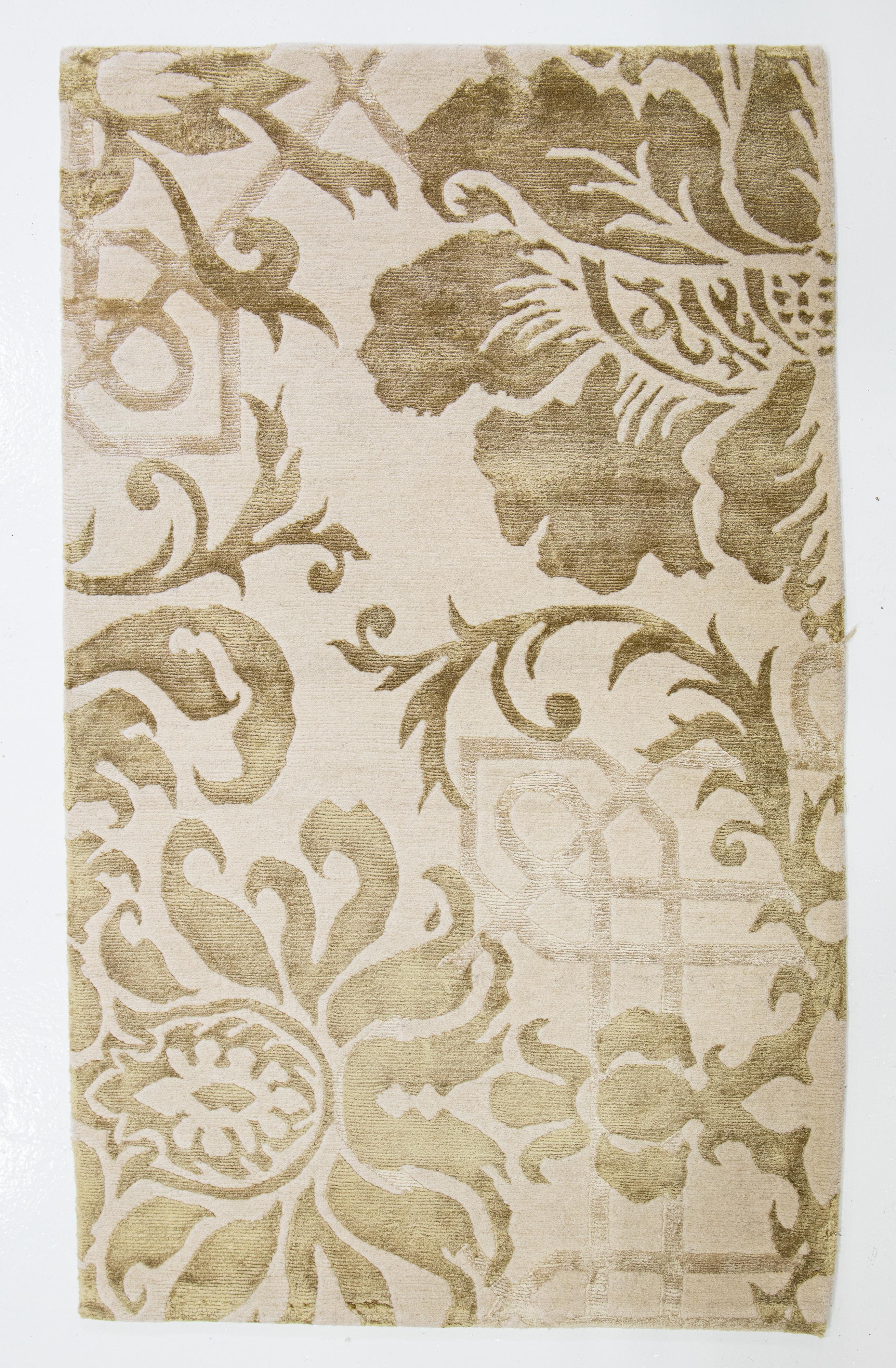 Questo tappeto moderno personalizzato è caratterizzato da un barocco contemporaneo. Lusso accessibile in un design ricco e ornato, basato su palati versatili e impreziosito dalle migliori lane e sete dell'Himalaya. Vellutati disegni marroni poggiano