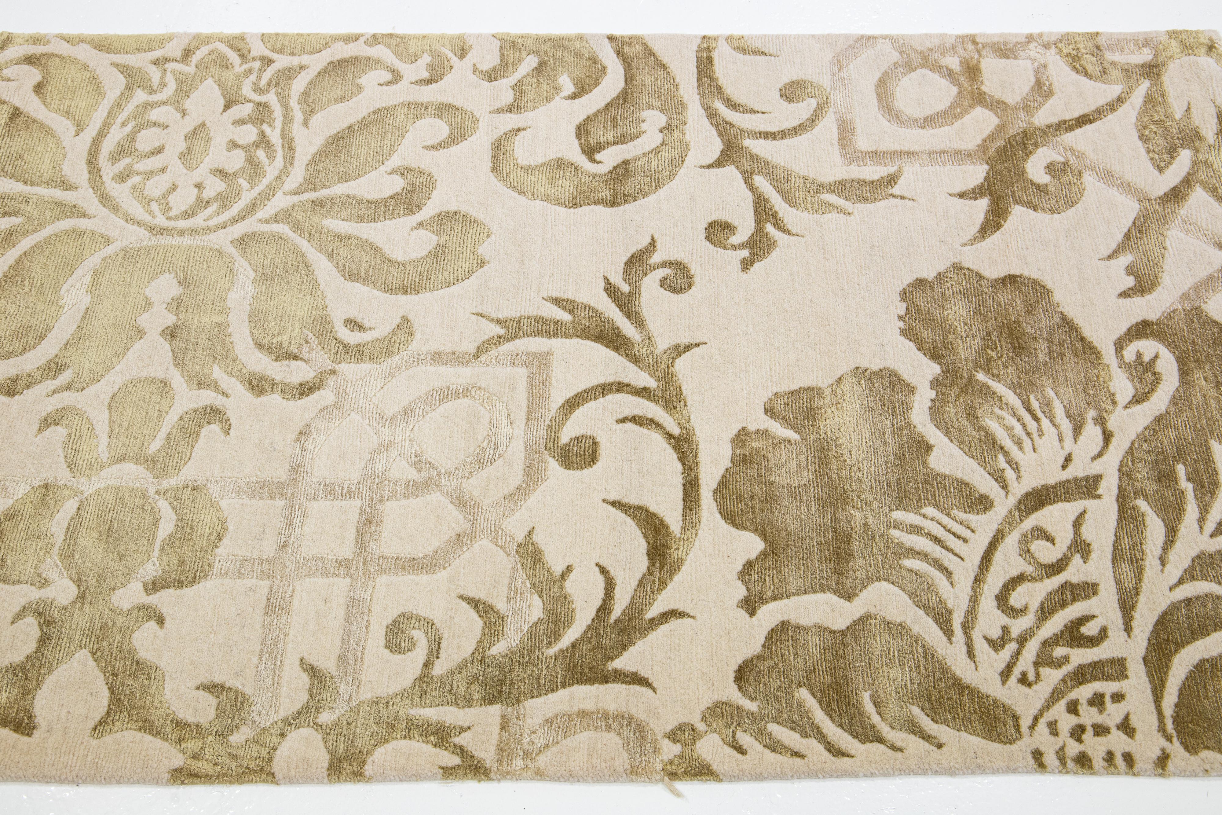 Nepalese Tappeto in lana e seta dal design moderno e dal vellutato design barocco dorato in vendita