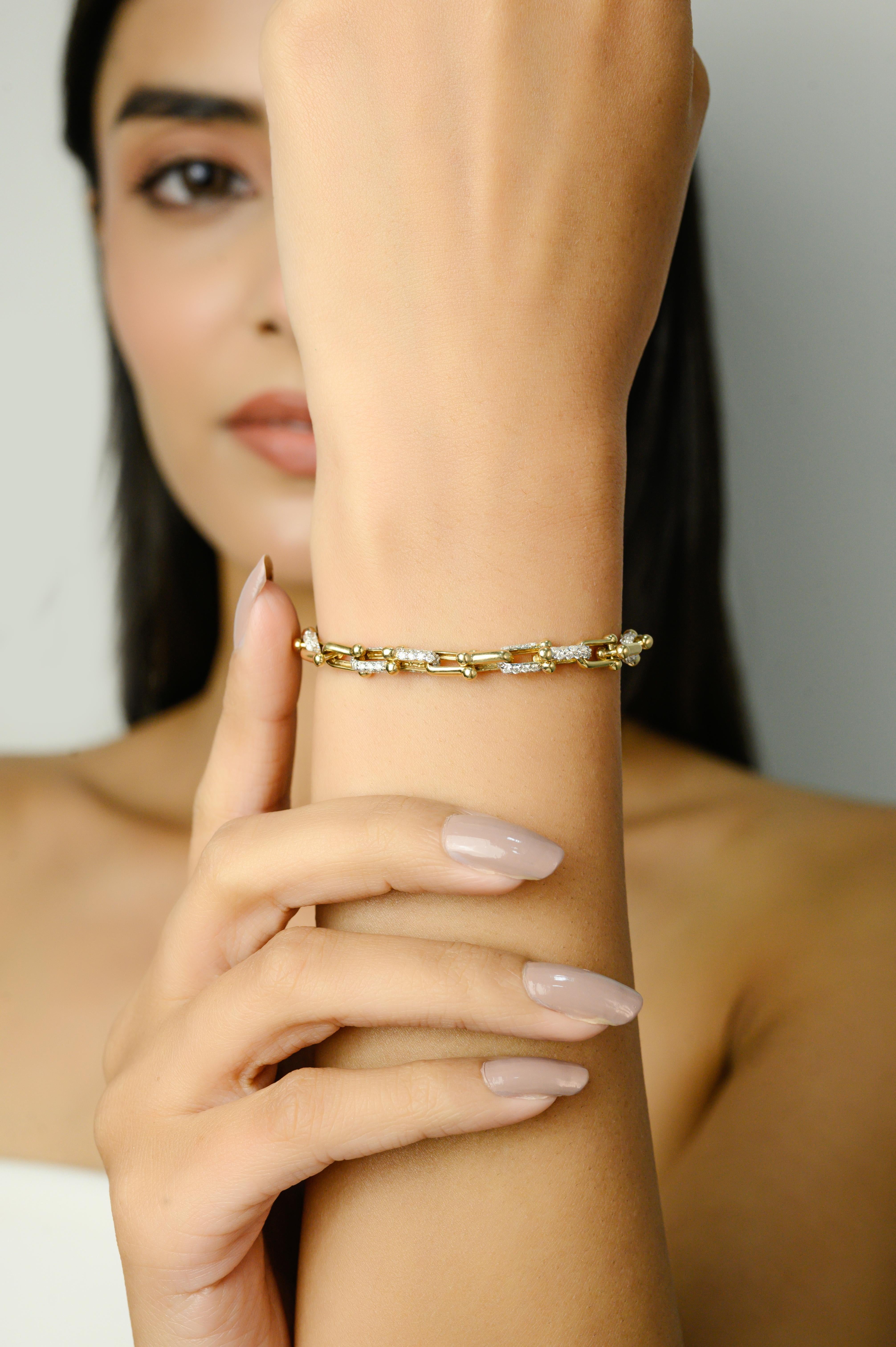 Eleva la tua collezione di gioielli con questo bracciale A Link con diamanti in oro giallo 14 carati, meticolosamente realizzato con un design contemporaneo a forma di paperclip. Ogni maglia rettangolare allungata alterna l'oro lucido e gli