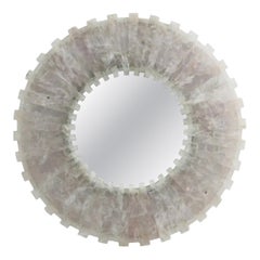 Specchio moderno di design in cristallo di rocca con effetto “sunburst”