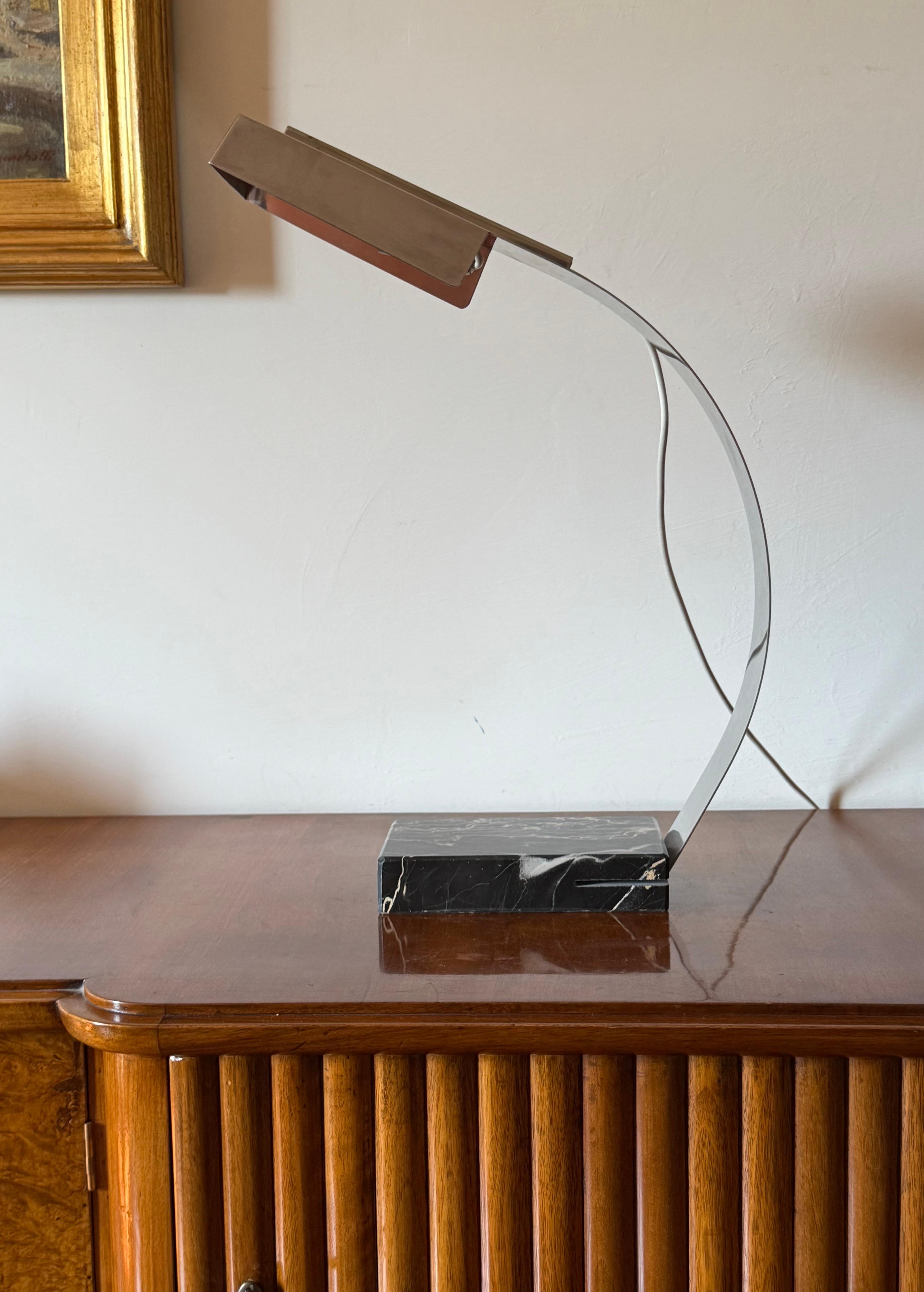 Hollywood regency modern table / desk lamp

attributed to Tronconi, Italy, 1980 ca.

Metal structure. Portoro marble base

H 52 cm - 37 × 12.5 cm 

Conditions: excellent consistent with age and use. In working condition.