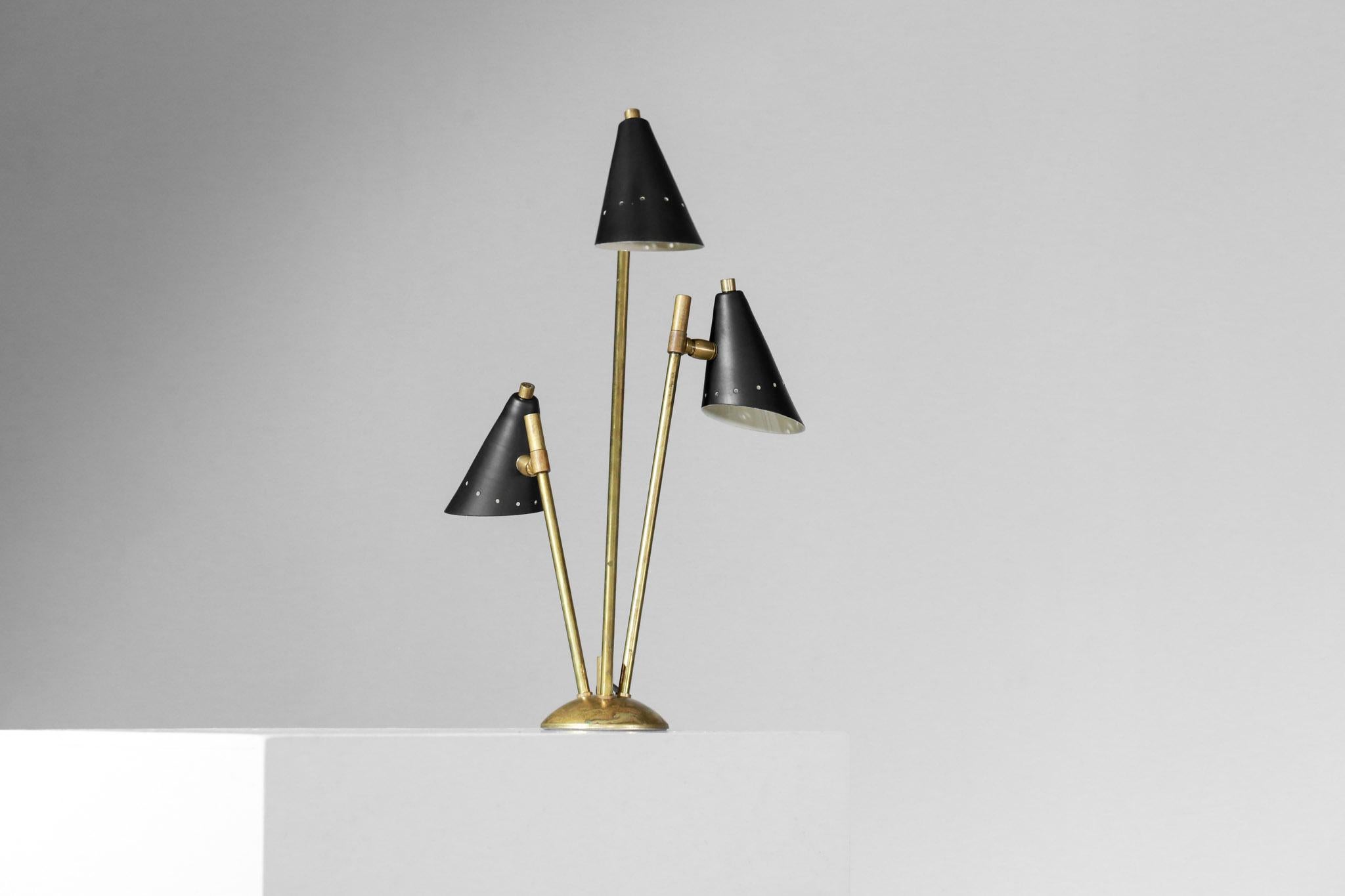 Modern desk or bedside lamp in the Gino Sarfati style of the 1960s.
Solid brass structure and three black or white lacquered metal shade. Total height 48 cm, total diameter 34 cm (base diameter 11 cm and shade diameter 8 cm). Handcrafted in