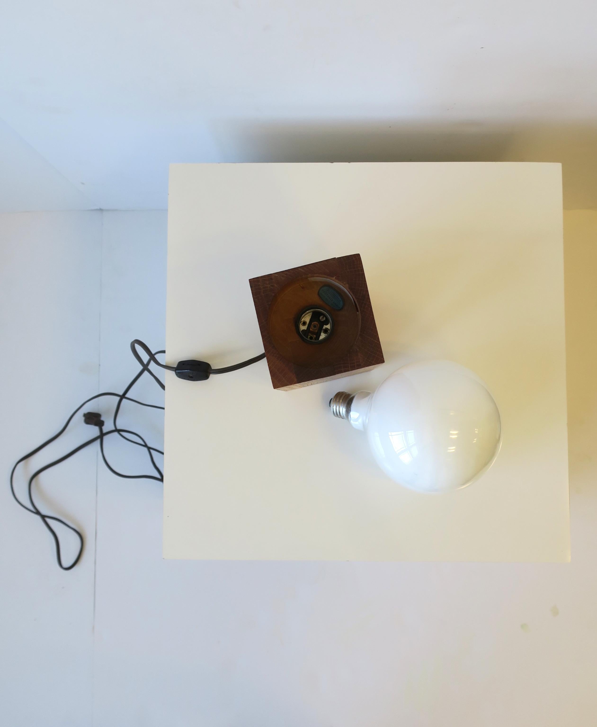 Modern Desk or Table Light Lamp, circa 1970s For Sale 4