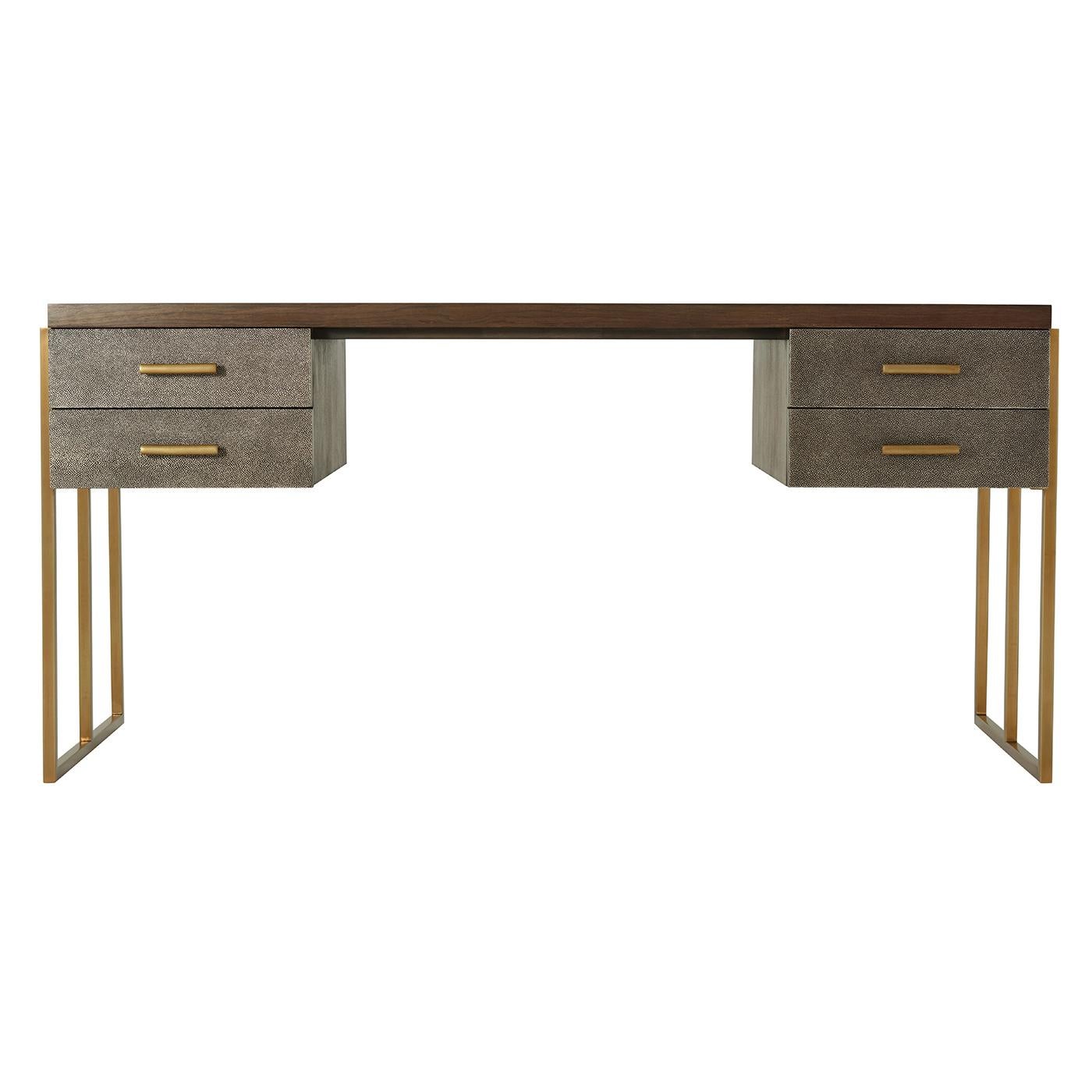 Bureau moderne avec plateau rectangulaire en placage de bois de noyer avec finition Macadamia, quatre tiroirs incrustés de galuchat avec poignées en laiton brossé et supports latéraux.

Dimensions : 63