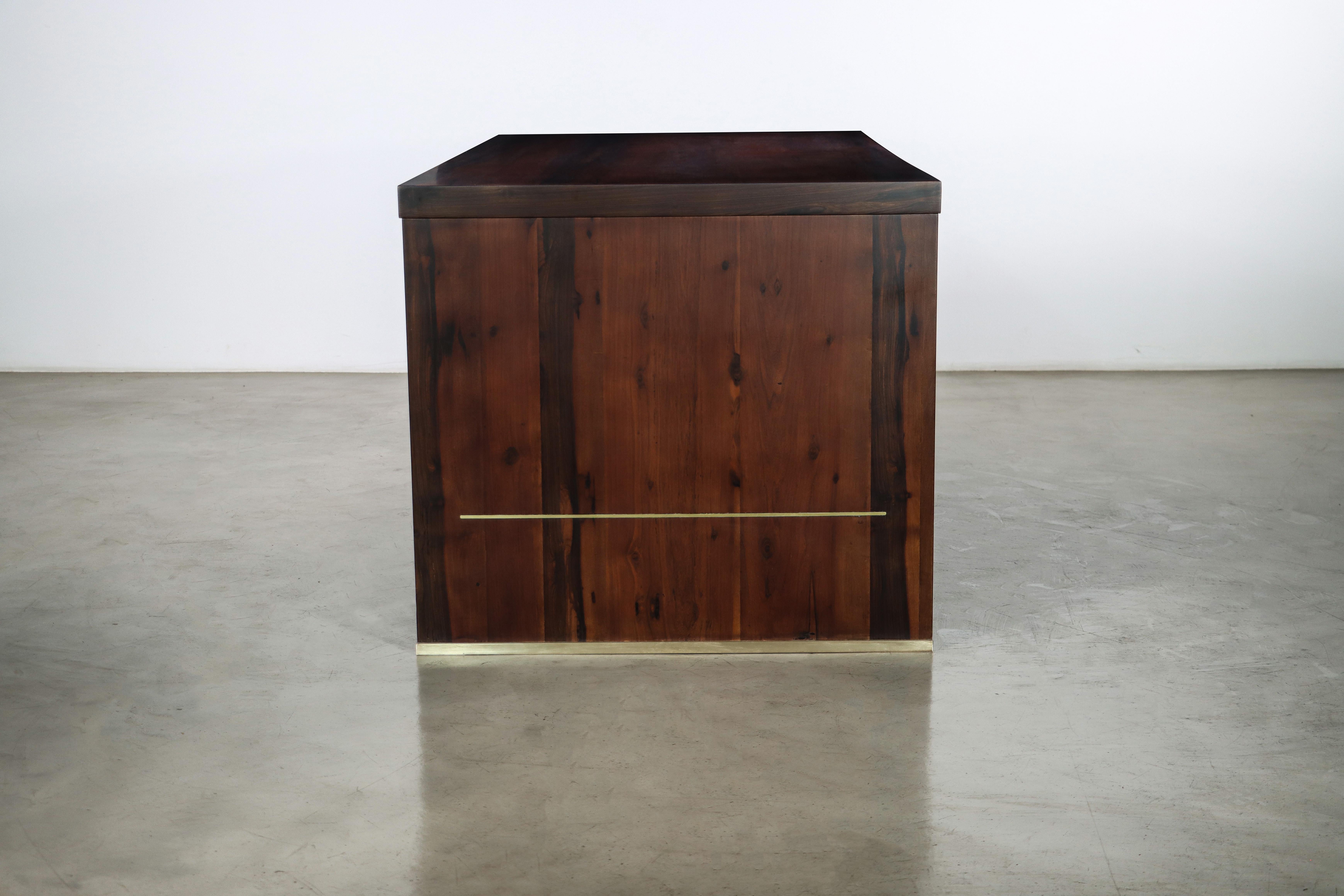 Moderner Schreibtisch mit Schubladen aus Argentinischem Rosenholz und Bronze von Costantini, Lorenzo im Angebot 1