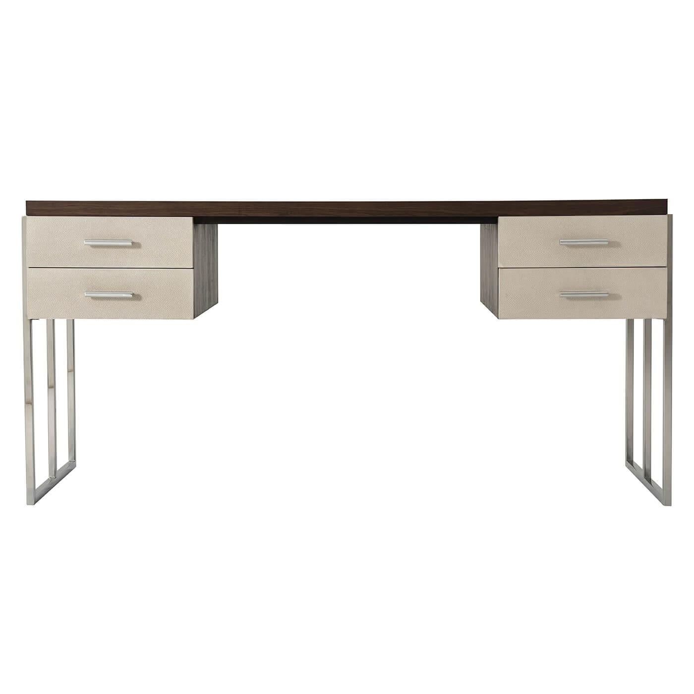 Bureau moderne avec plateau rectangulaire en placage de grain de noyer avec finition Macadamia, quatre tiroirs incrustés de galuchat avec poignées en nickel poli et supports latéraux.

Dimensions : 63