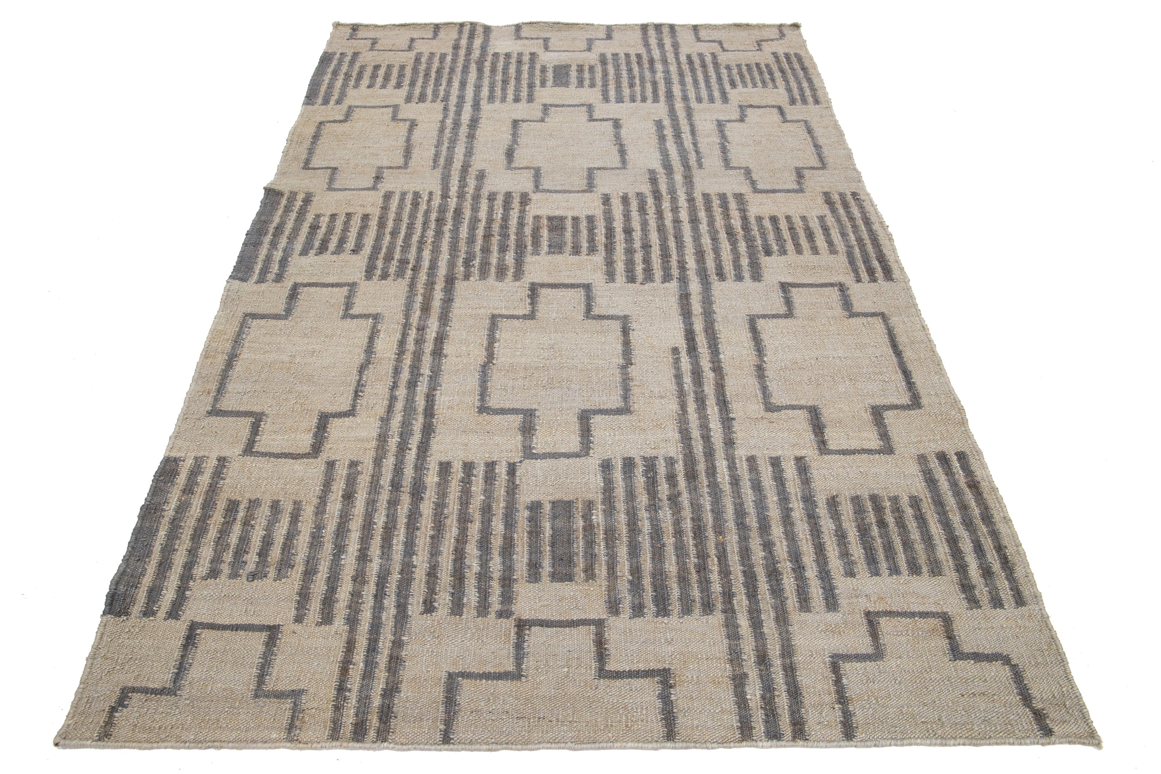 Moderner Dhurrie-Teppich aus natürlicher Jute. Sondergrößen werden auf Bestellung gefertigt.
Dieser Teppich misst 5'3'' x 8'3
