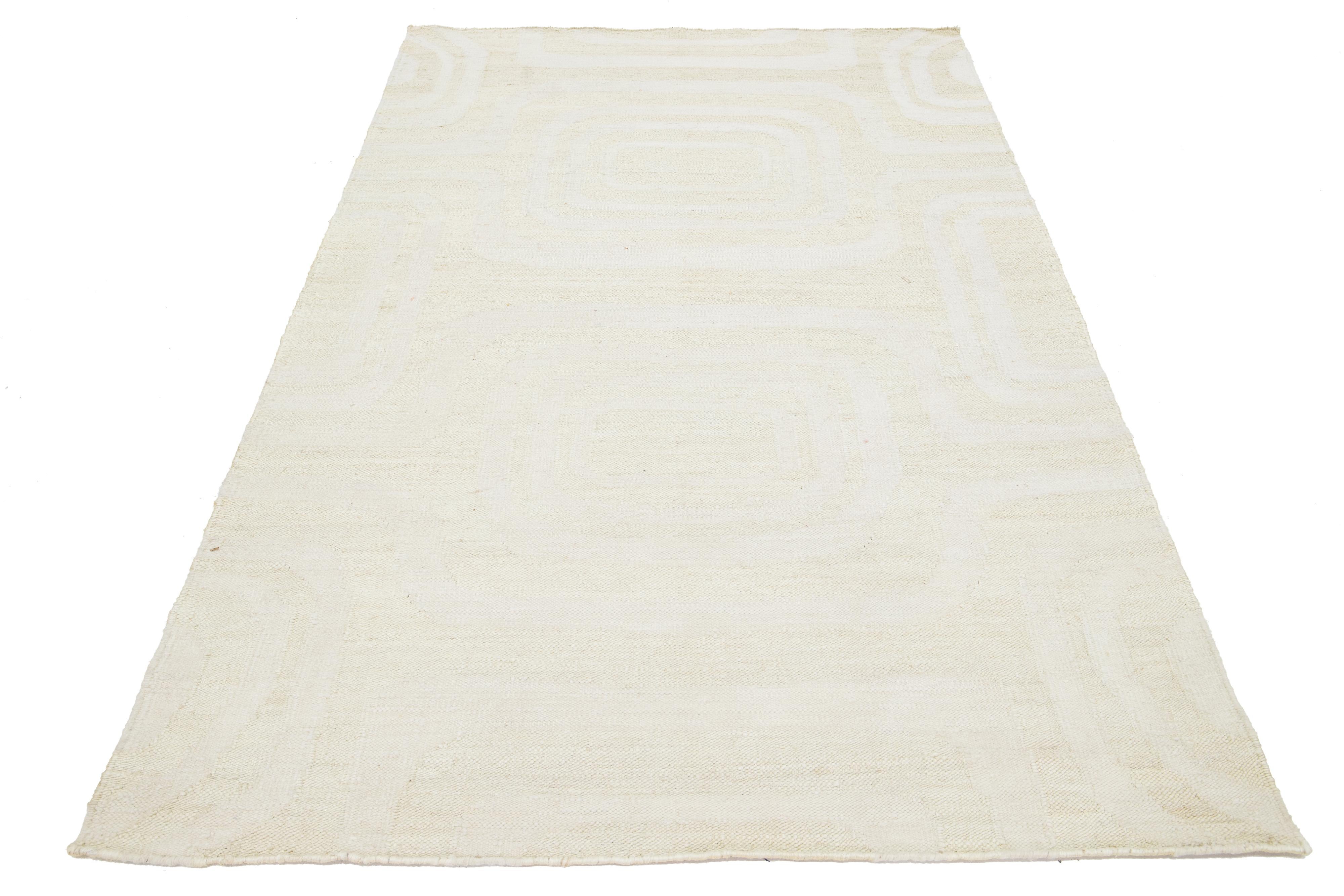 Tappeto moderno Dhurrie in iuta e lana naturale. 

Questo tappeto misura 5' x 7'10