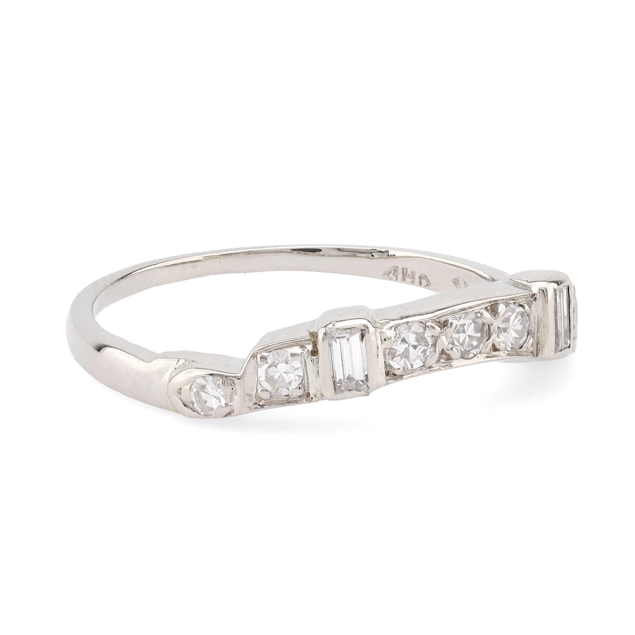 Moderno Anello a eternità moderno con diamante in oro bianco 14 carati in vendita